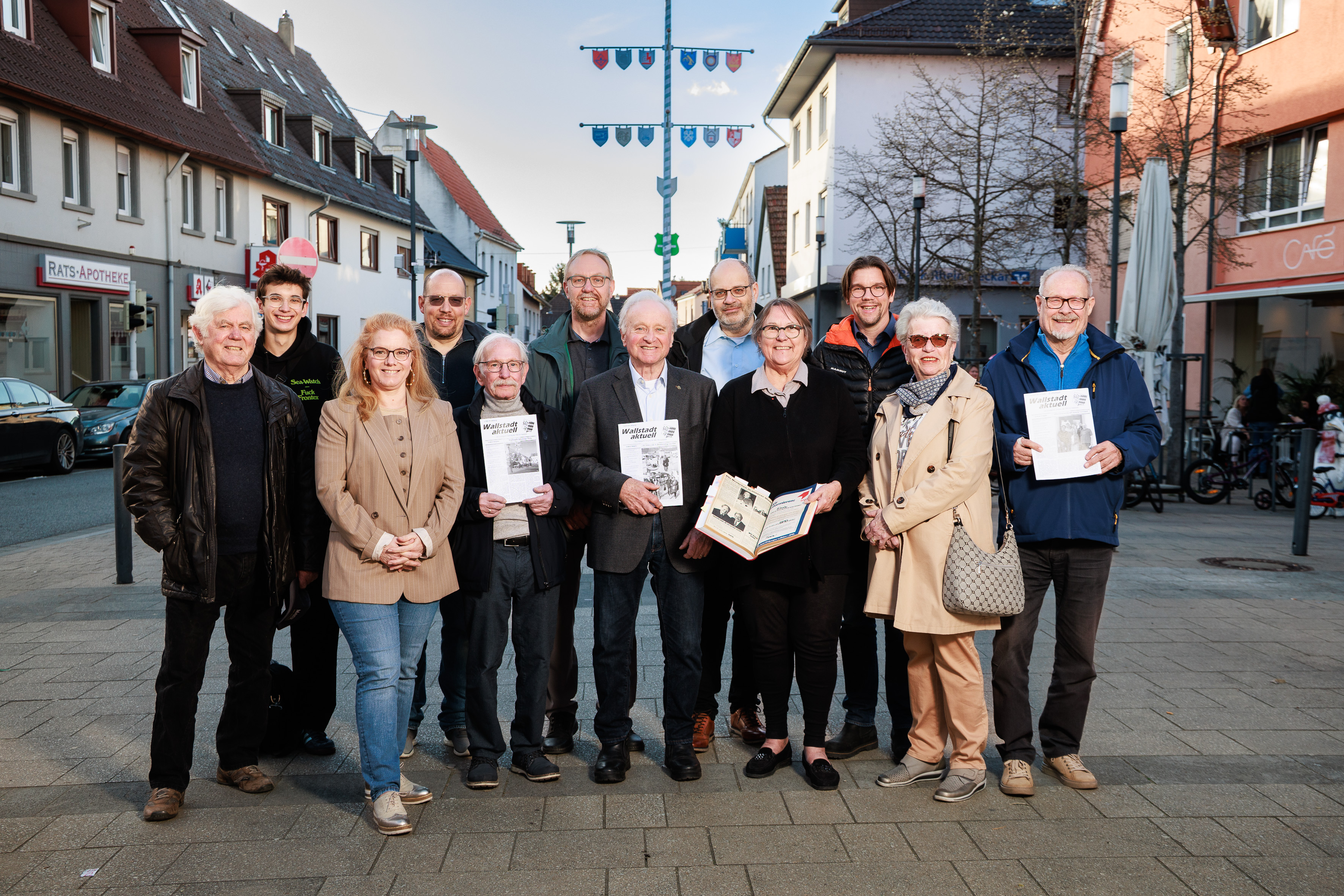Gut aufgestellt: Seit einem halben Jahrhundert informiert die SPD über das Geschehen im Mannheimer Stadtteil. Hier posieren die Genossinnen und Genossen stolz für das Jubiläumsfoto.