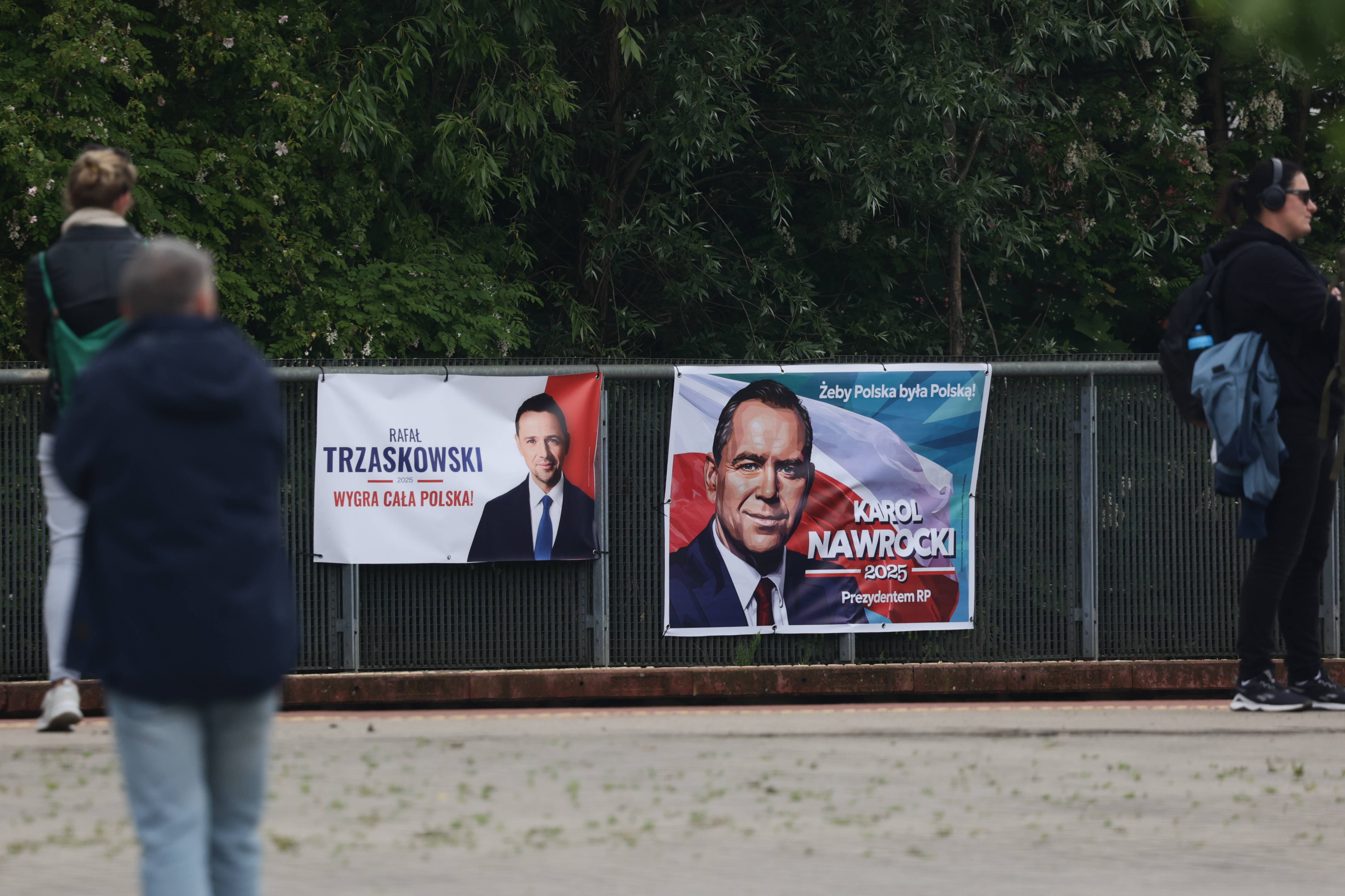 Wahlplakate für die polnische Präsidentschaftswahl mit Porträts der Kandidaten Rafal Trzaskowski und Karol Nawrocki