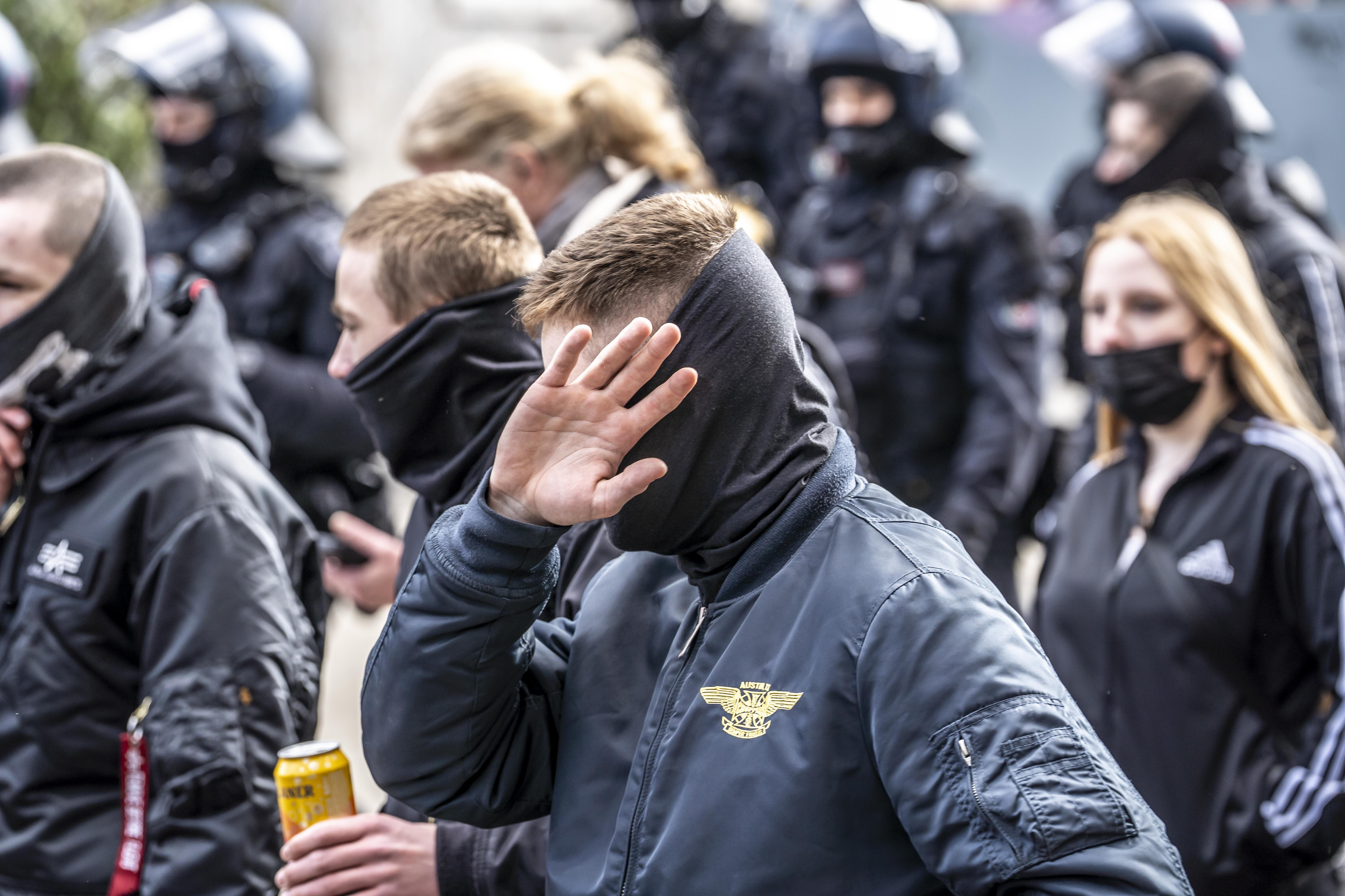Rechtsextremisten bei einer Kundgebung