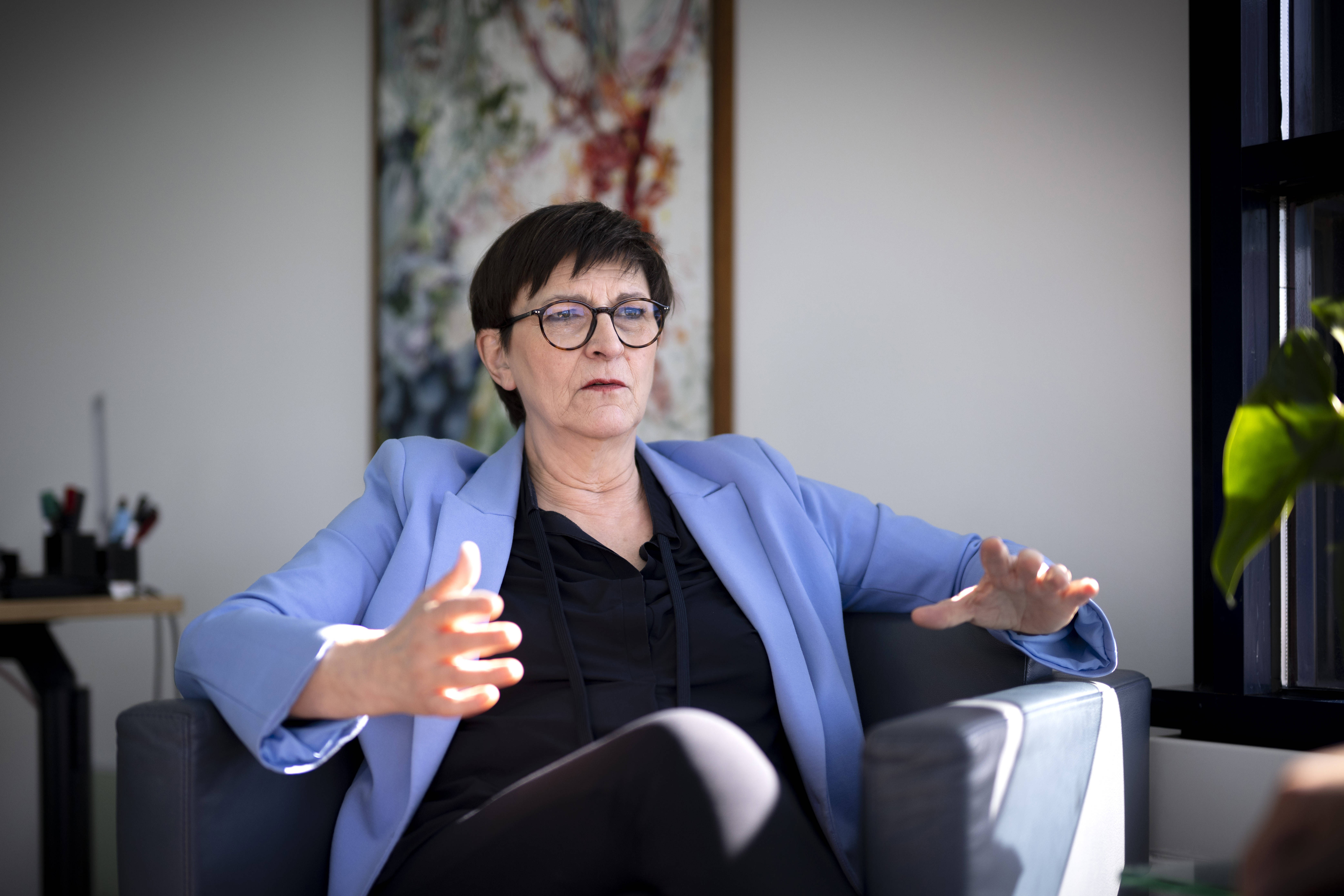 Die SPD-Vorsitzende Saskia Esken sitzend im Gespräch