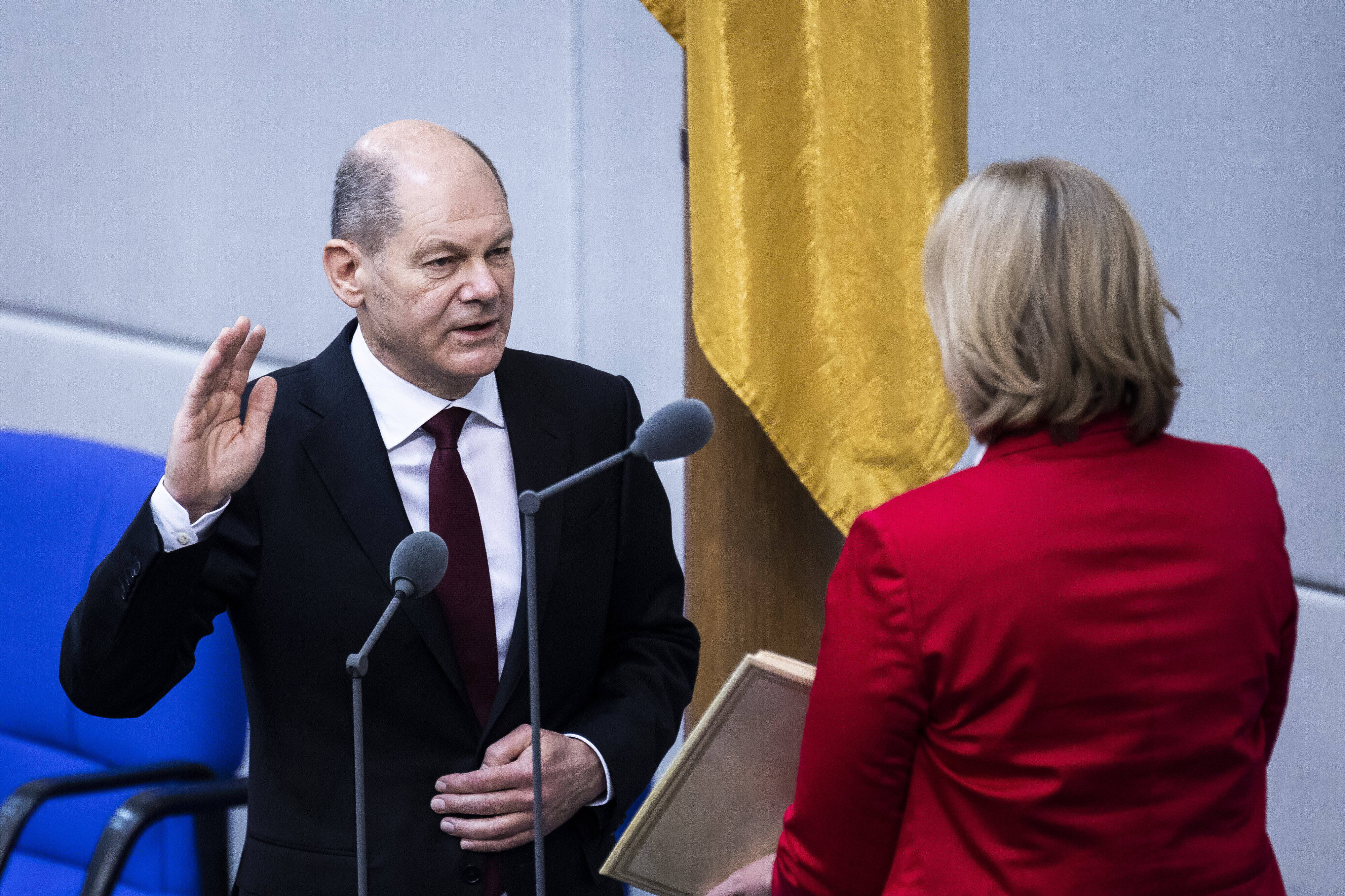 „Ich schwöre, dass ich meine Kraft dem Wohle des deutschen Volkes widmen werde.“ – Bundeskanzler Olaf Scholz am 8.12.2021 bei der Eidesleistung gegenüber Bundestagspräsidentin Bärbel Bas