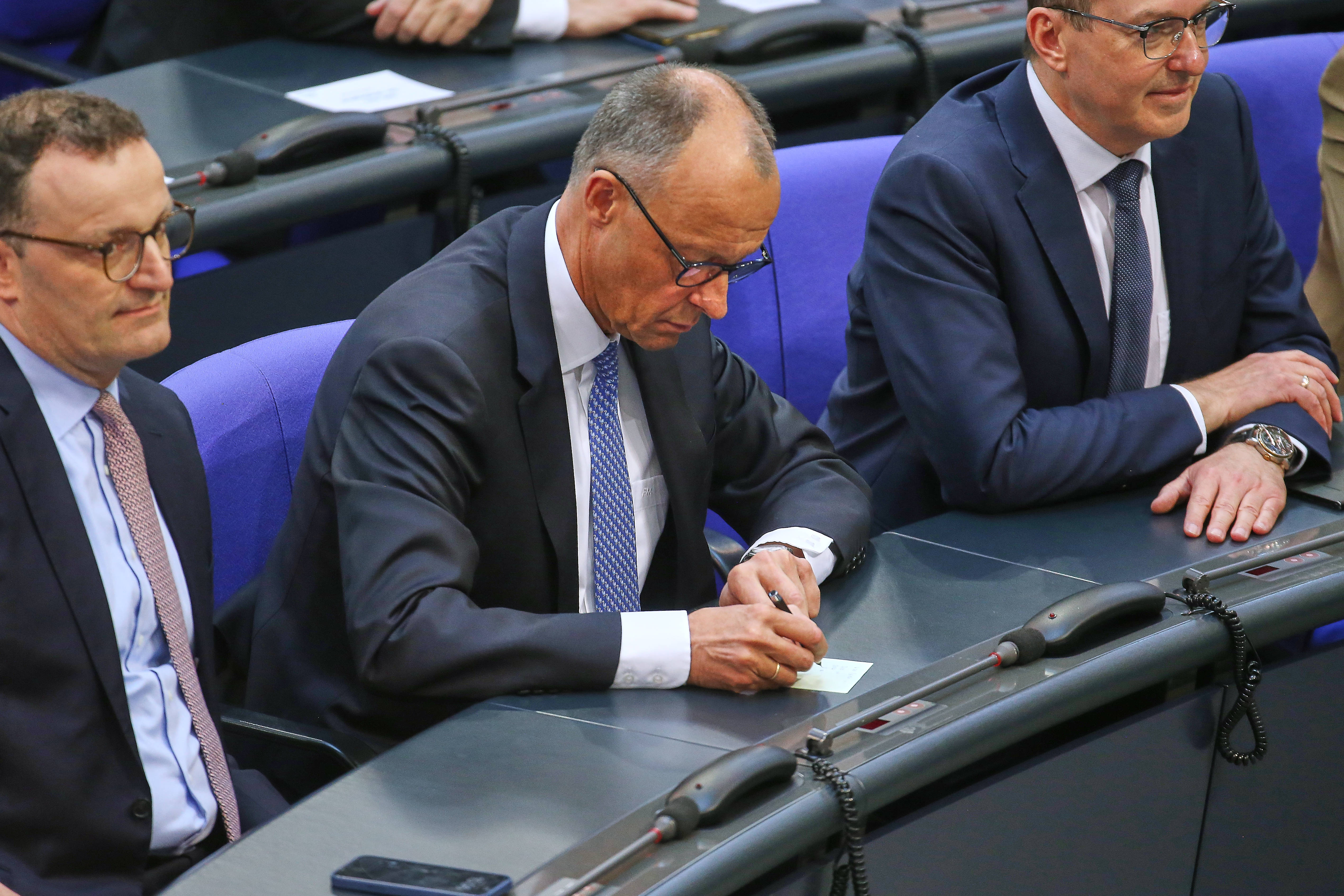 Friedrich Merz sitzt im Bundestag
