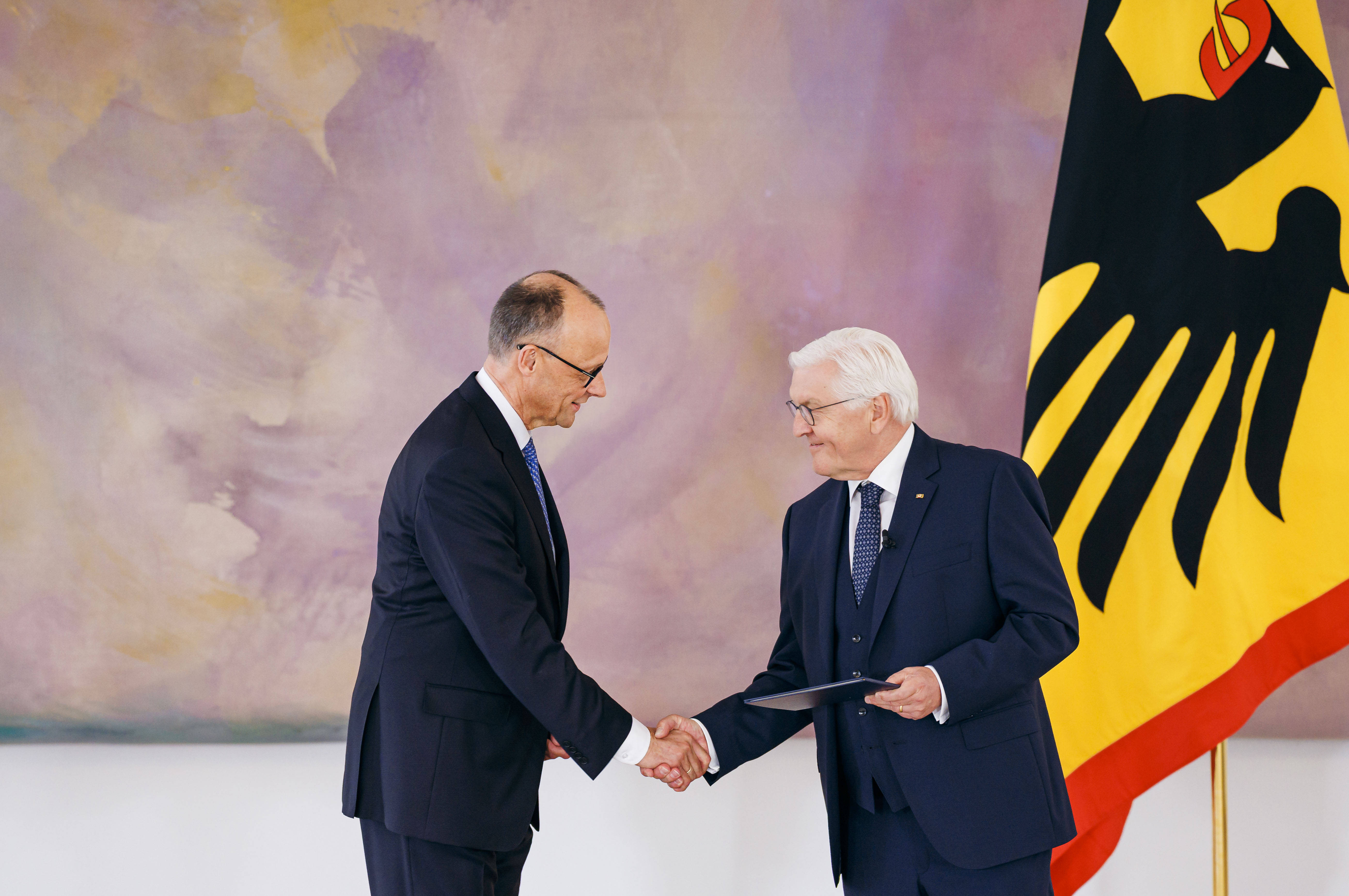 Bundespräsident Frank-Walter Steinmeier ernennt den zehnten Bundeskanzler der Bundesrepublik Deutschland. 