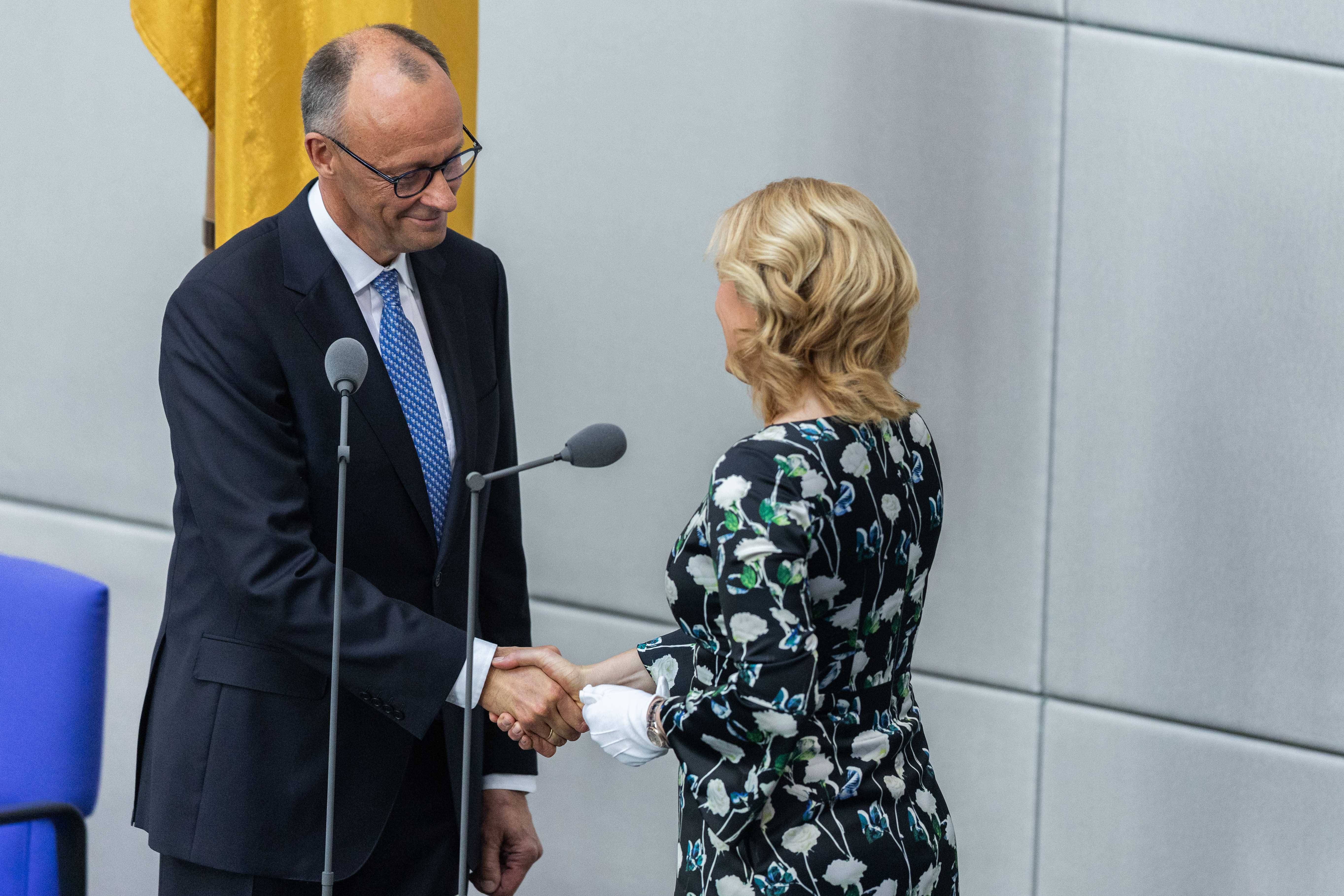 Friedrich Merz wird als zehnter Bundeskanzler der Bundesrepublik Deutschland vereidigt.