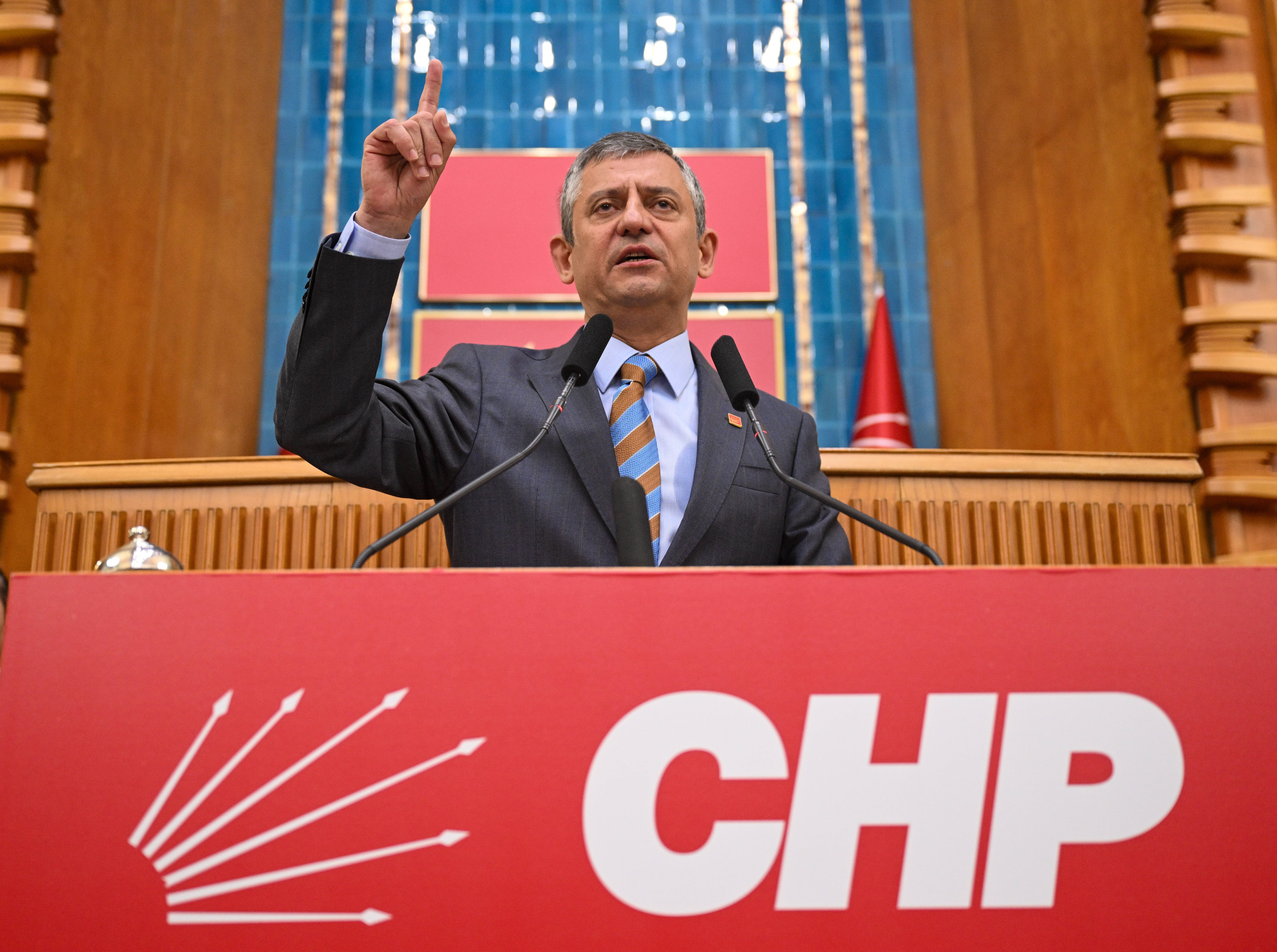 Der CHP-Vorsitzende mit erhobenem rechtem Arm am Redepulte hinter dem CHP-Logoi