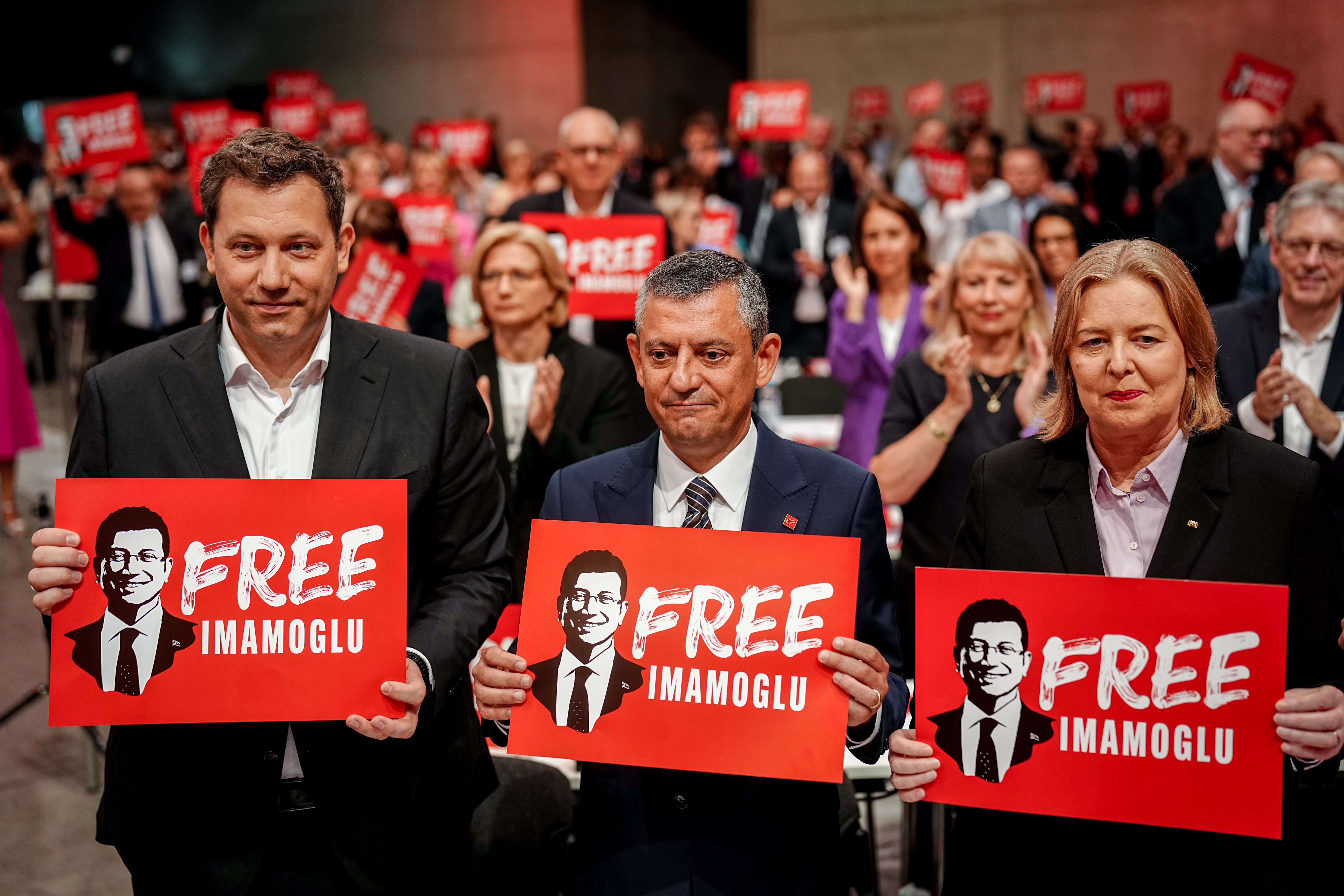 CHP-Chef Özgur Özel mit den SPD-Vorsitzenden Bärbel Bas und Lars Klingbeil