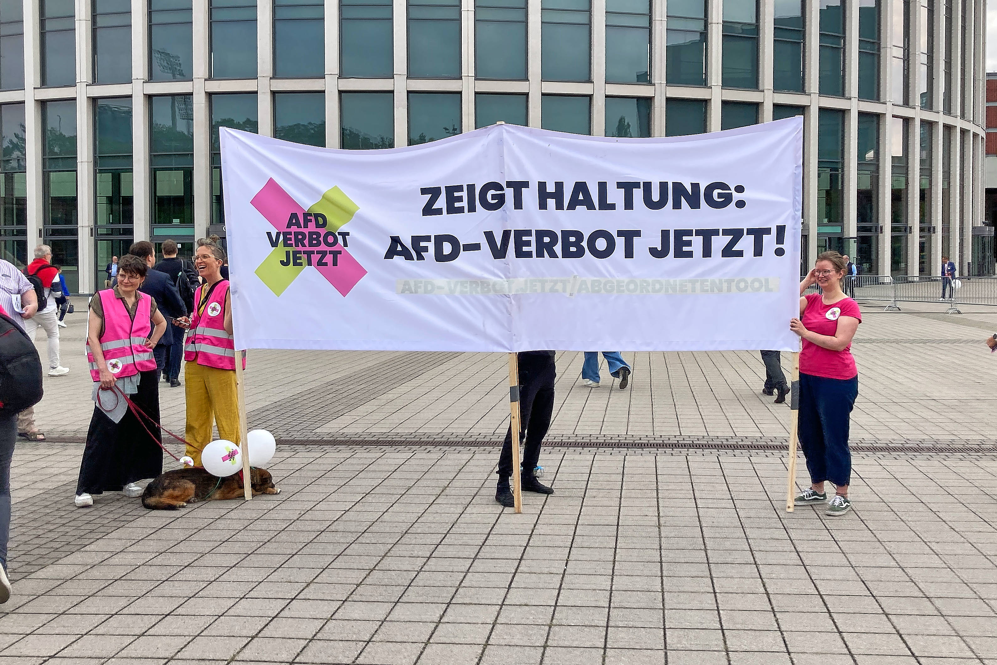 Forderung nach AfD-Verbot: Kundgebung am Rande des SPD-Bundesparteitages