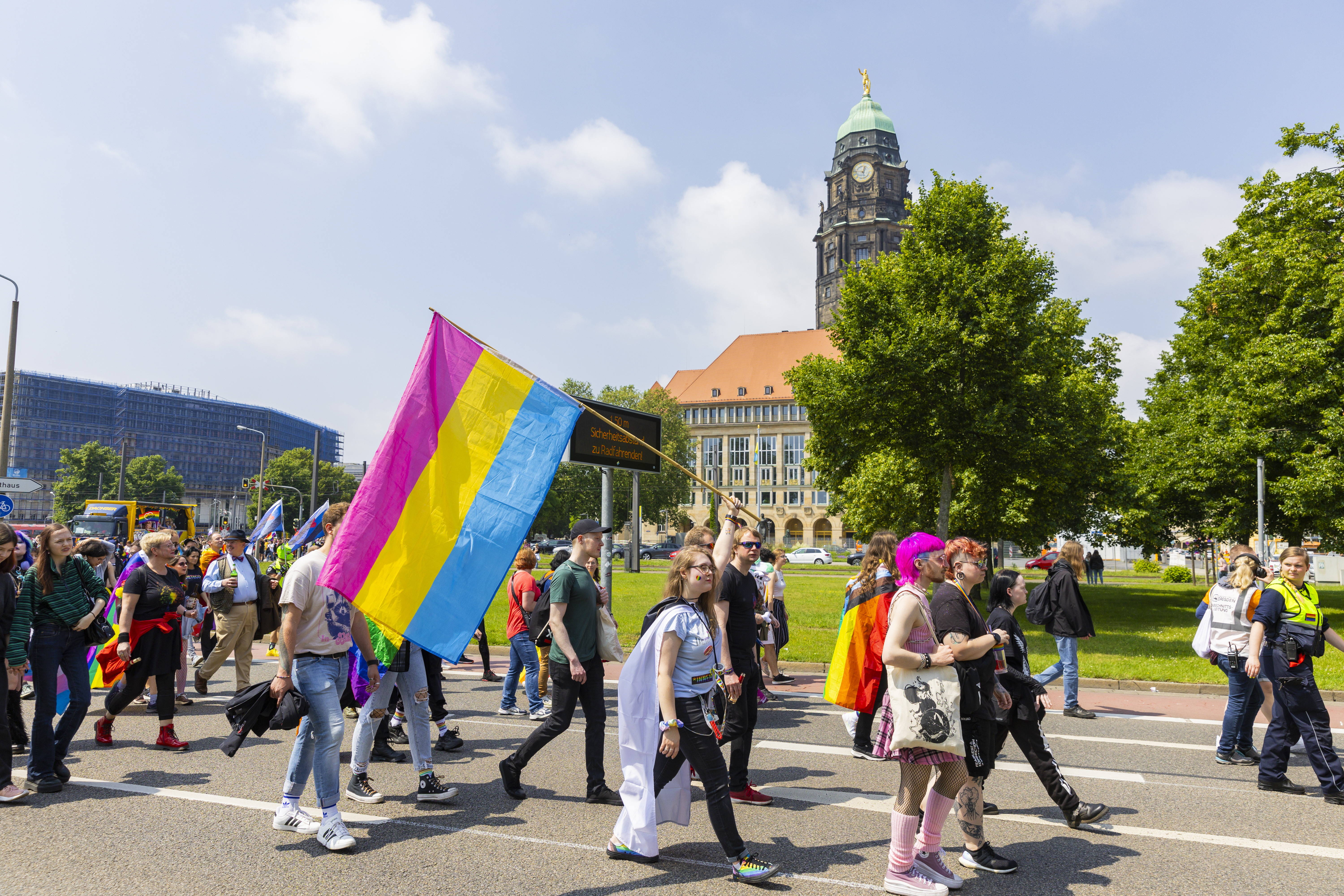 Menschen mit Regenbogenfahne in Dresden