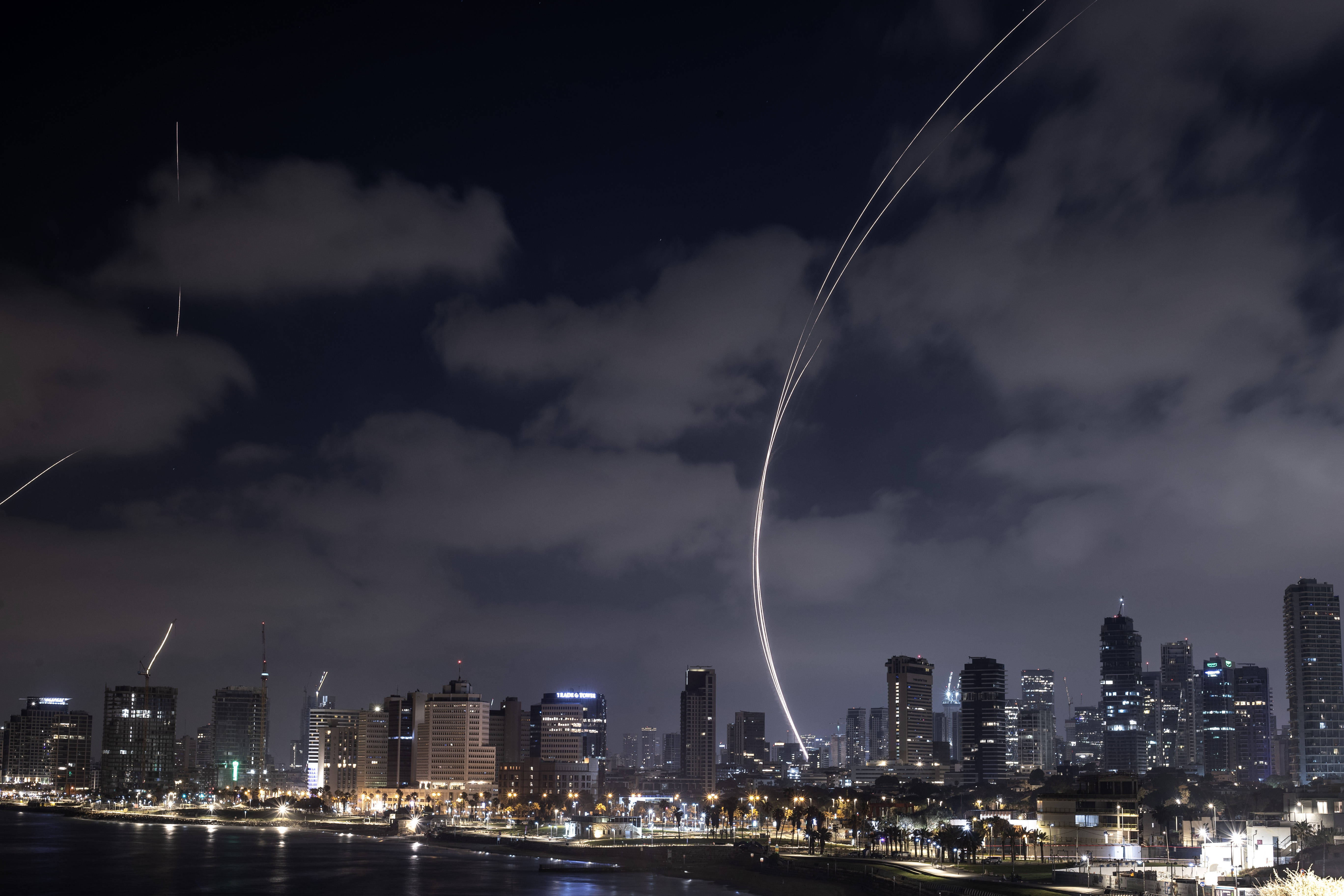 Nachtaufnahme der Skyline von Tel Aviv mit abgeschossenen iranischen Raketen