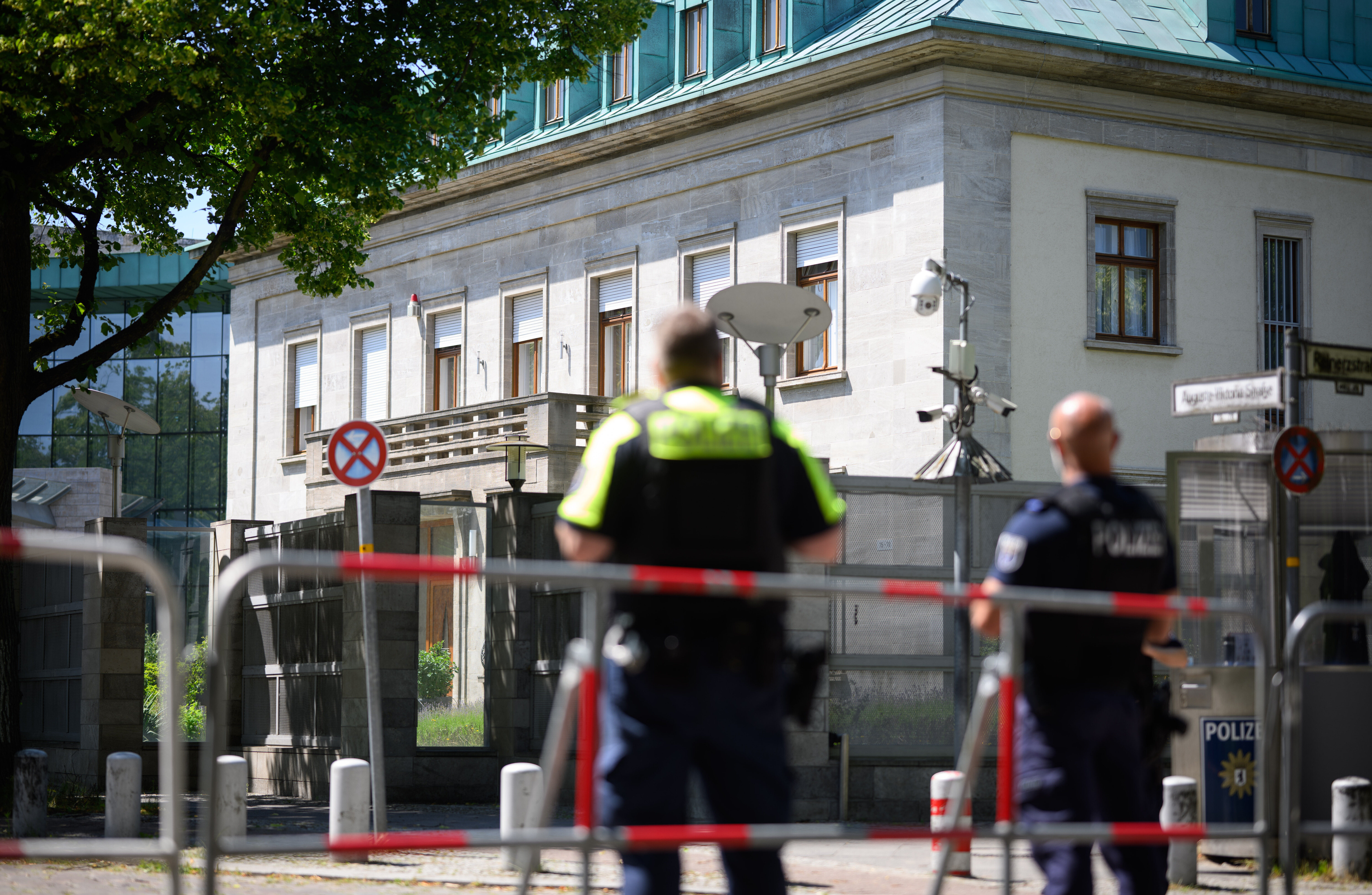 Folgen für Deutschland: Die Straße vor der Botschaft des Staates Israel in Berlin ist seit aus Sicherheitsgründen abgesperrt. Nach der Eskalation des Konflikts zwischen Israel und Iran bleibt die israelische Botschaft in Berlin geschlossen. 