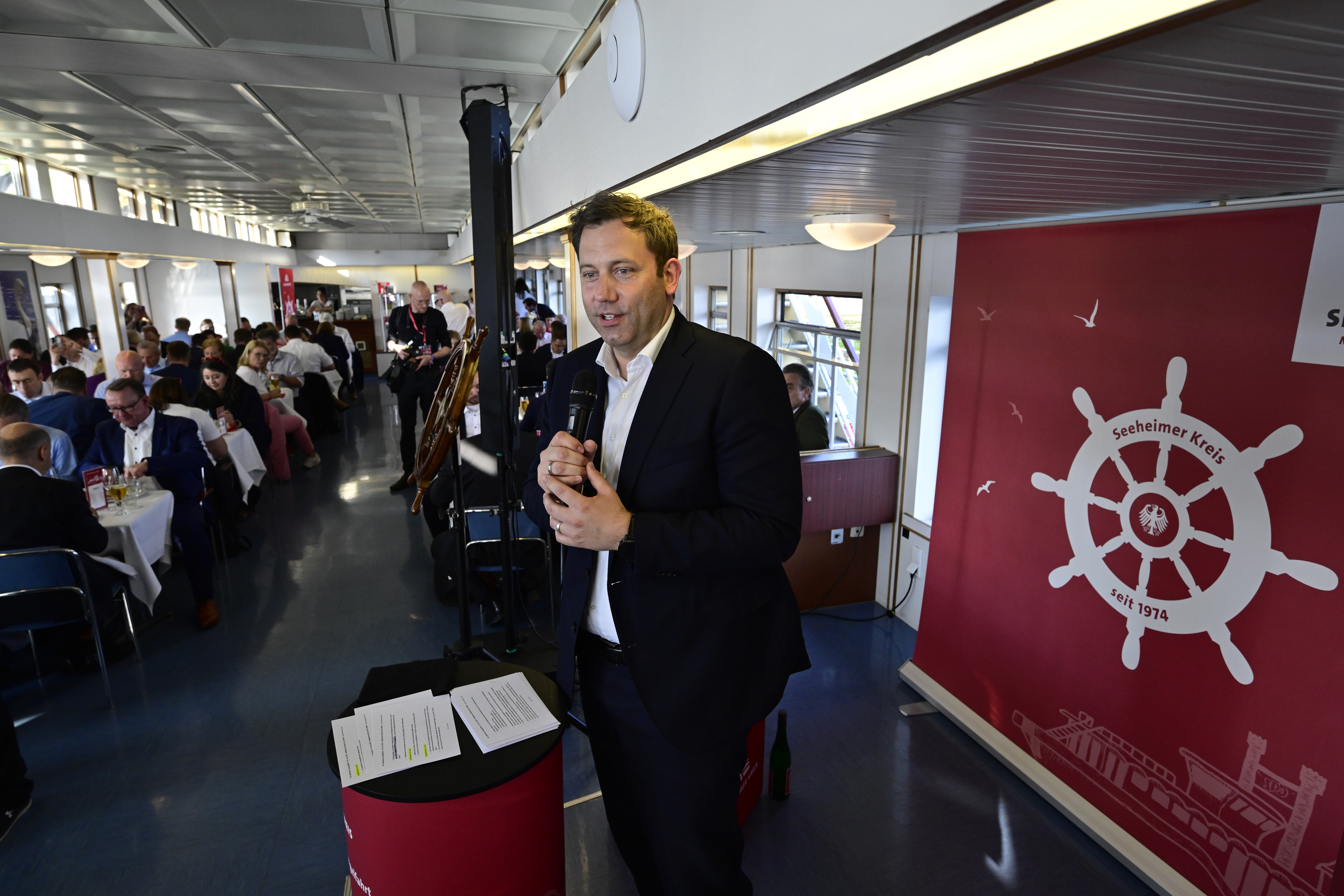 SPD-Chef Lars Klingbeil bei einer Rede auf der Spargelfahrt des Seeheimer Kreises