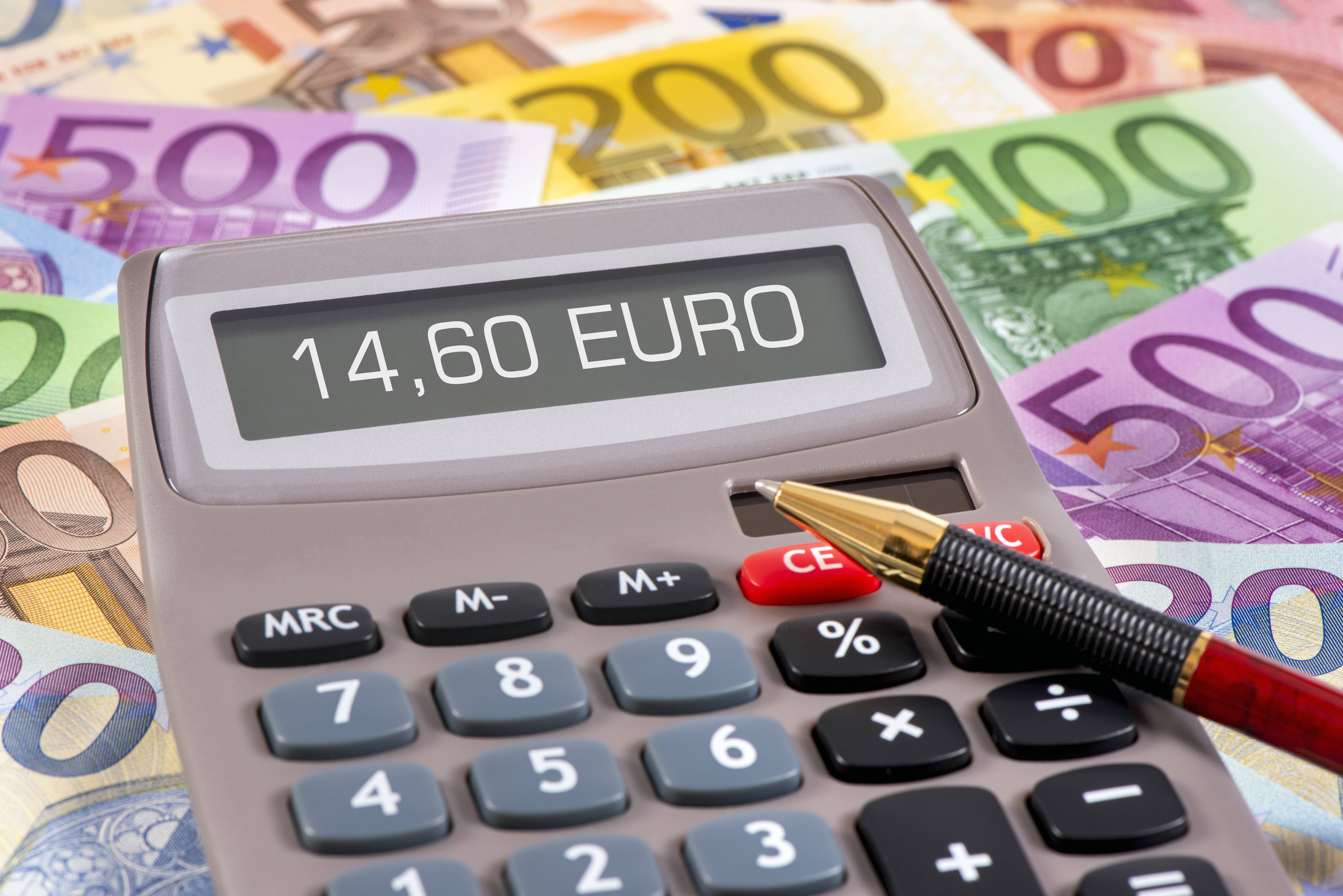 Taschenrechner mit der Anzeige 14,60 Euro vor 100-, 200- und 500-Euro-Scheinen