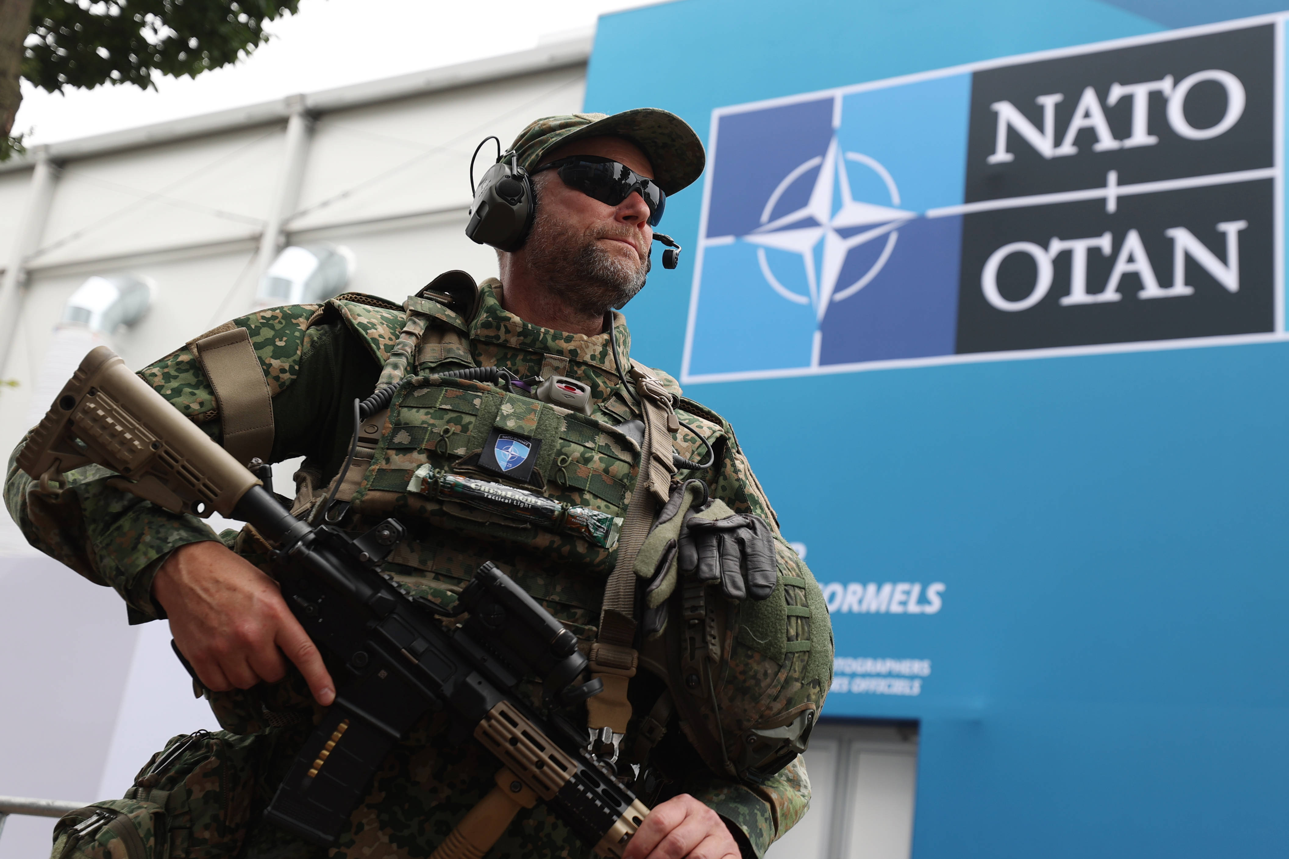 Bewaffnetes Sicherheitspersonal bewacht den NATO-Gipfel im niederländischen Den Haag.