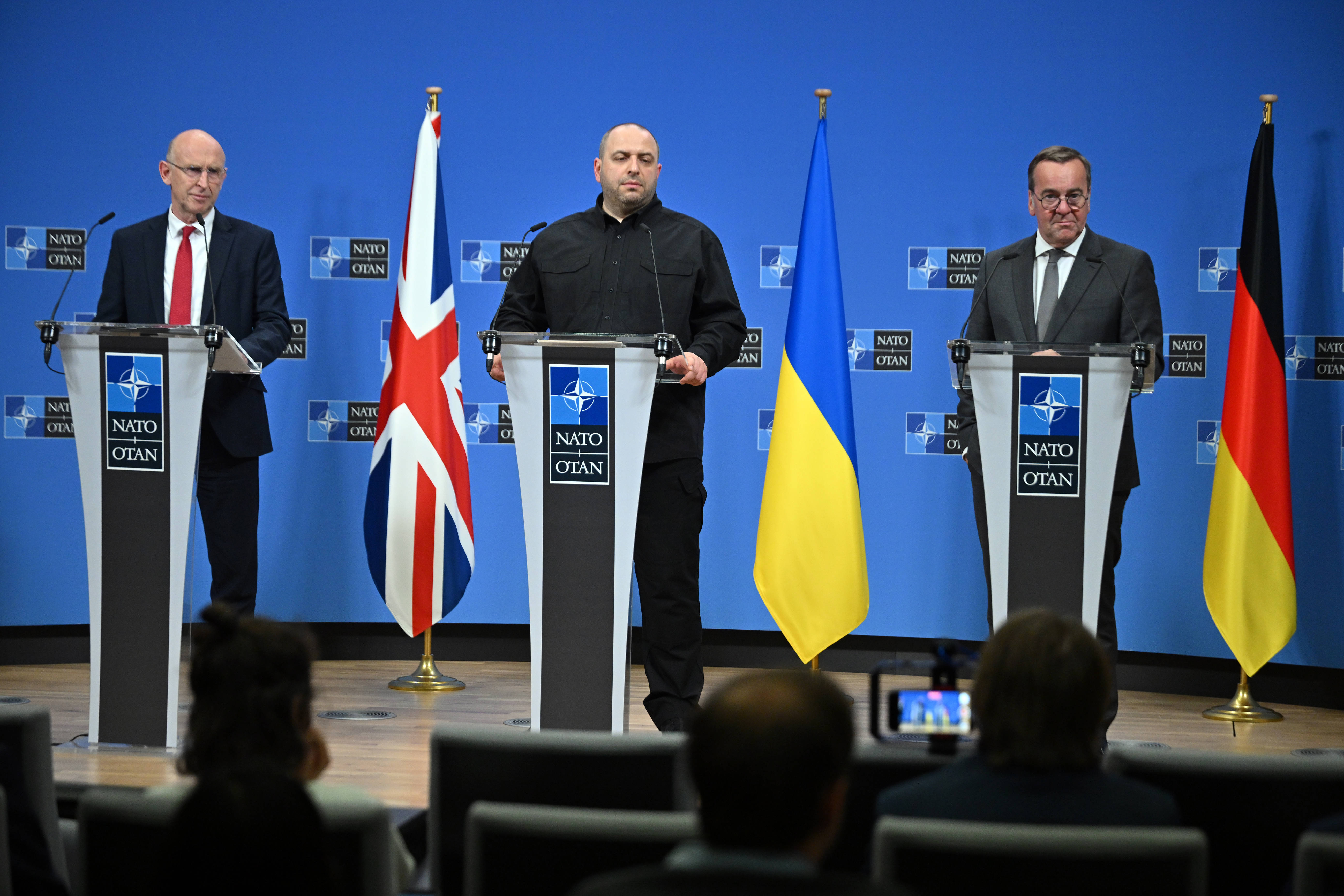 Die NATO setzt auf Einigkeit: Verteidigungsminister Boris Pistorius (r.) mit seinem britischen Amtskollegen John Healey (l.) und dem ukrainischen Rustem Umerov (m.) am 4. Juni 2025 in Brüssel