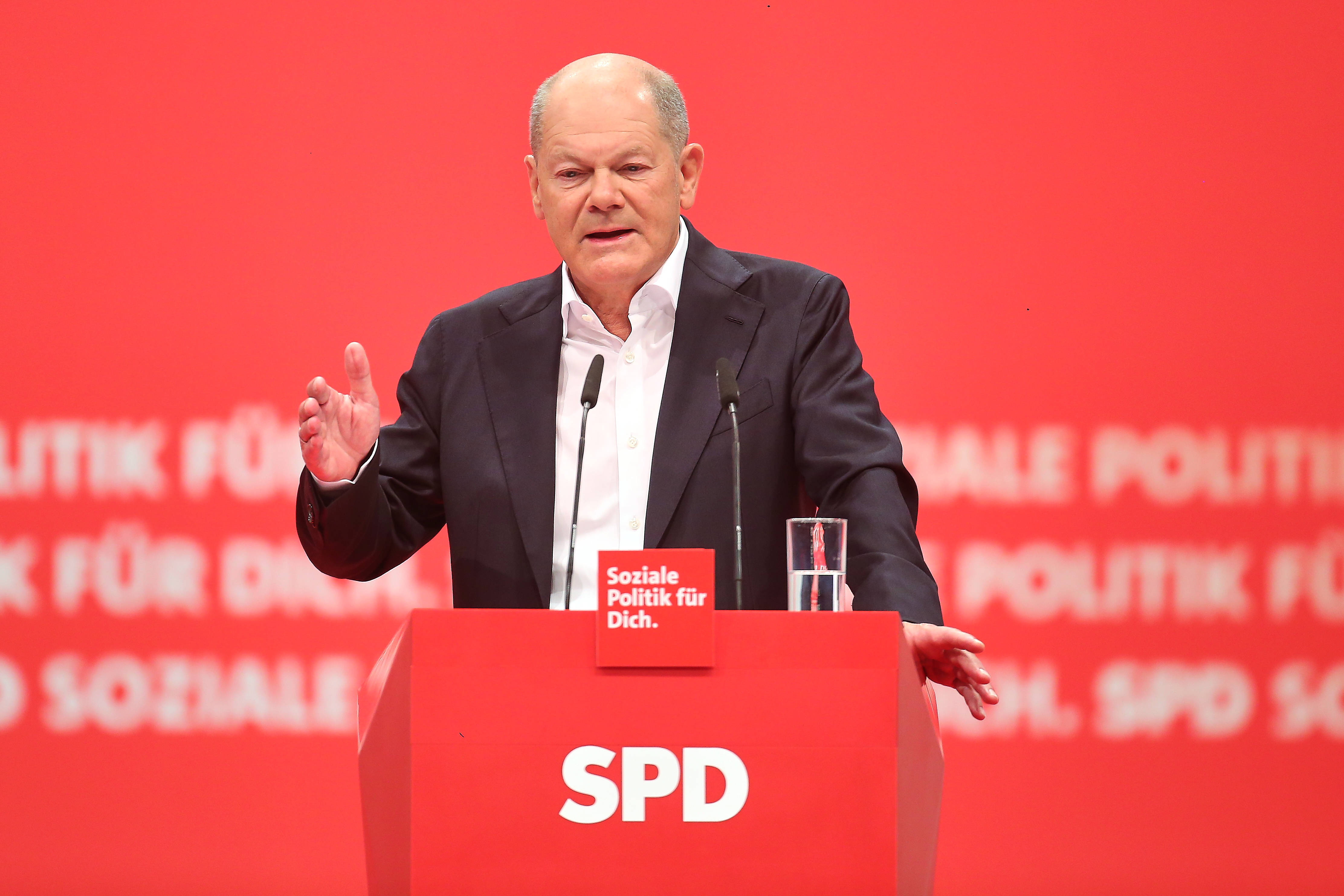 Olaf Scholz am Redepult vor rotem Hintergrund auf dem SPD-Parteitag