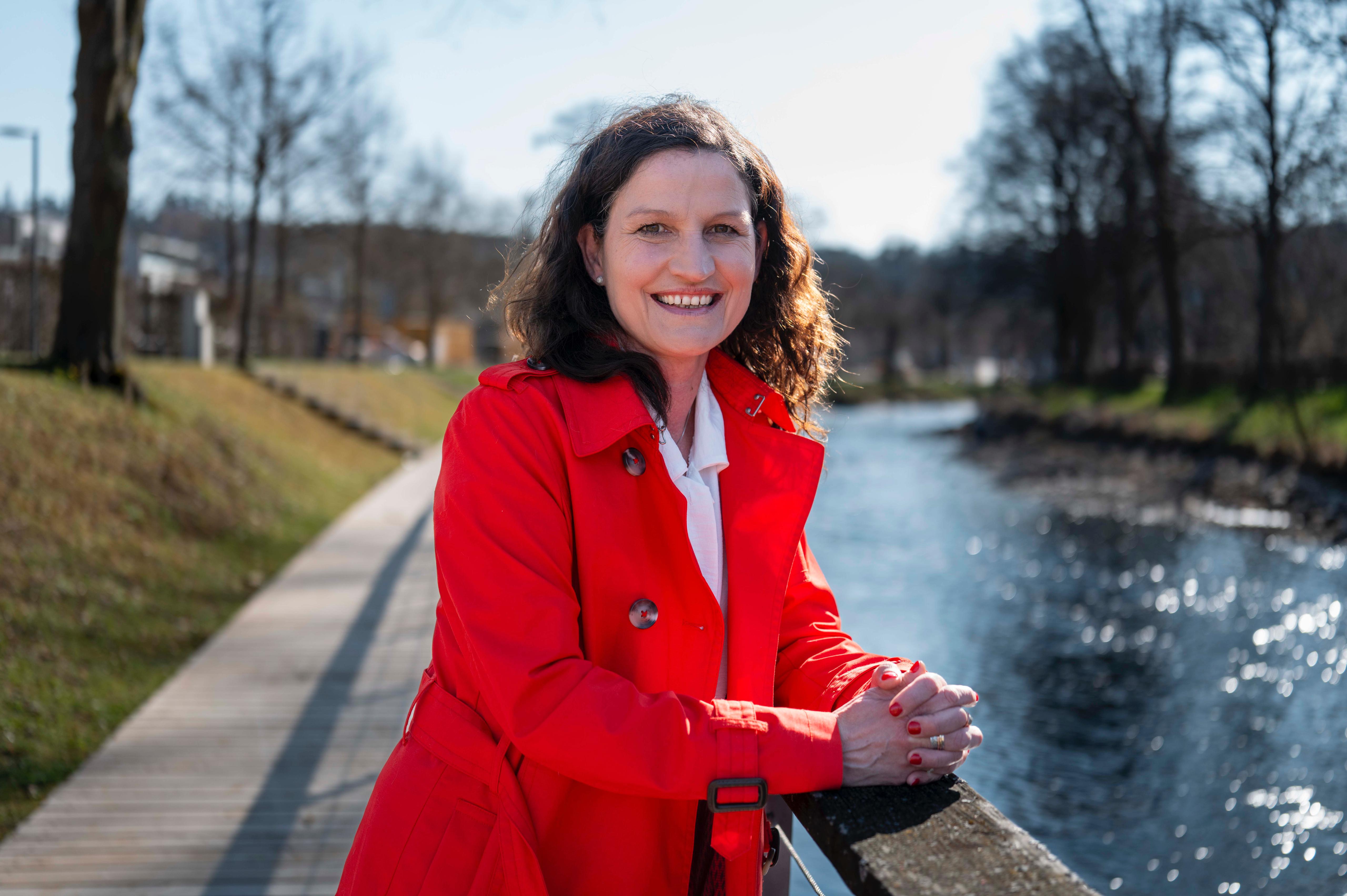 Daniela Steinrode steht an der Nagold.
