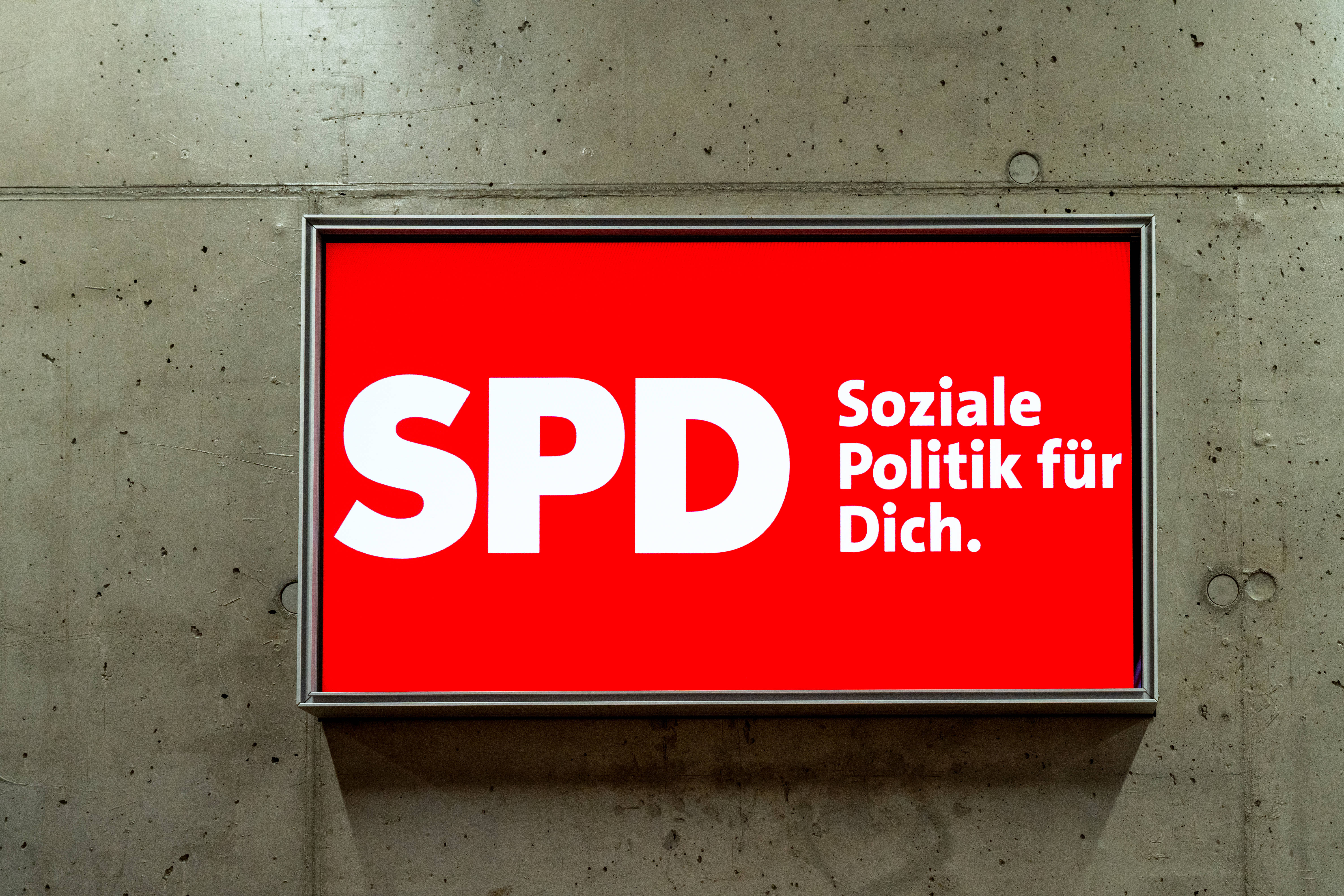 Logo der SPD auf einer grauen Wand