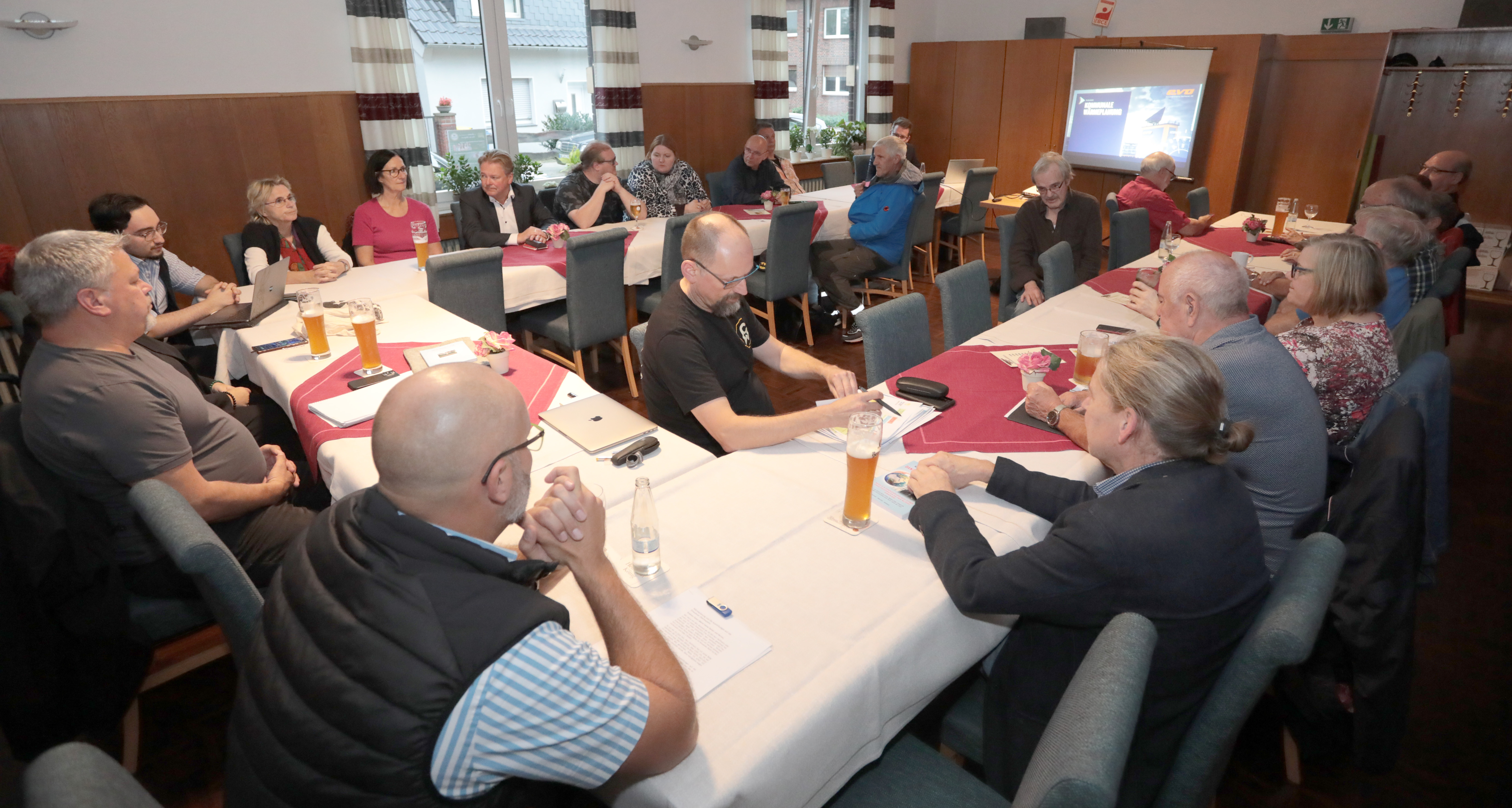 SPD-Ortsvereinssitzung: Mitglieder sitzen an einem u-förmigen Tisch.