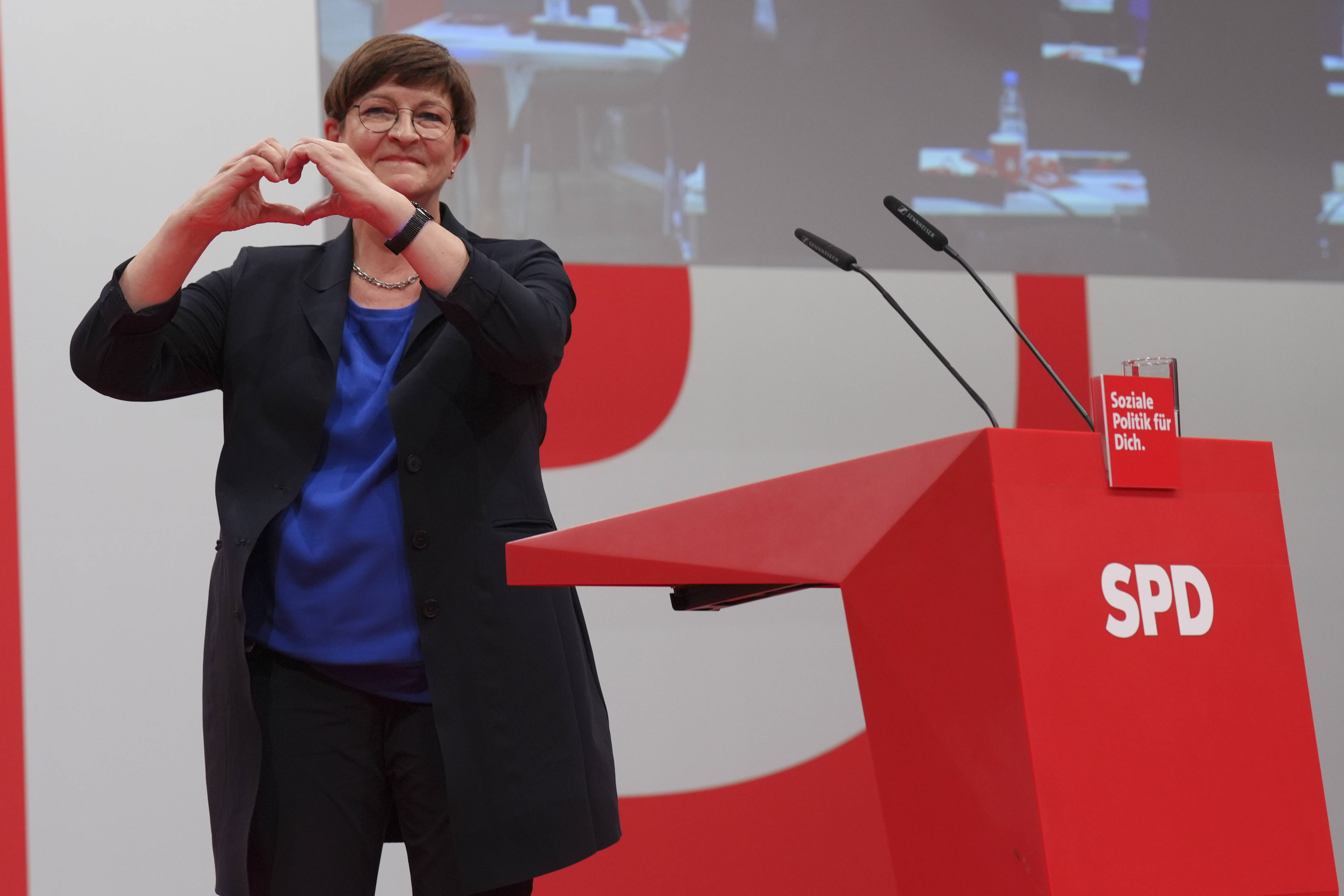 Es-SPD-Chefin Saskia Esken formt mit ihren Händen ein Herz, stehend am Redepult auf dem Bundesparteitag