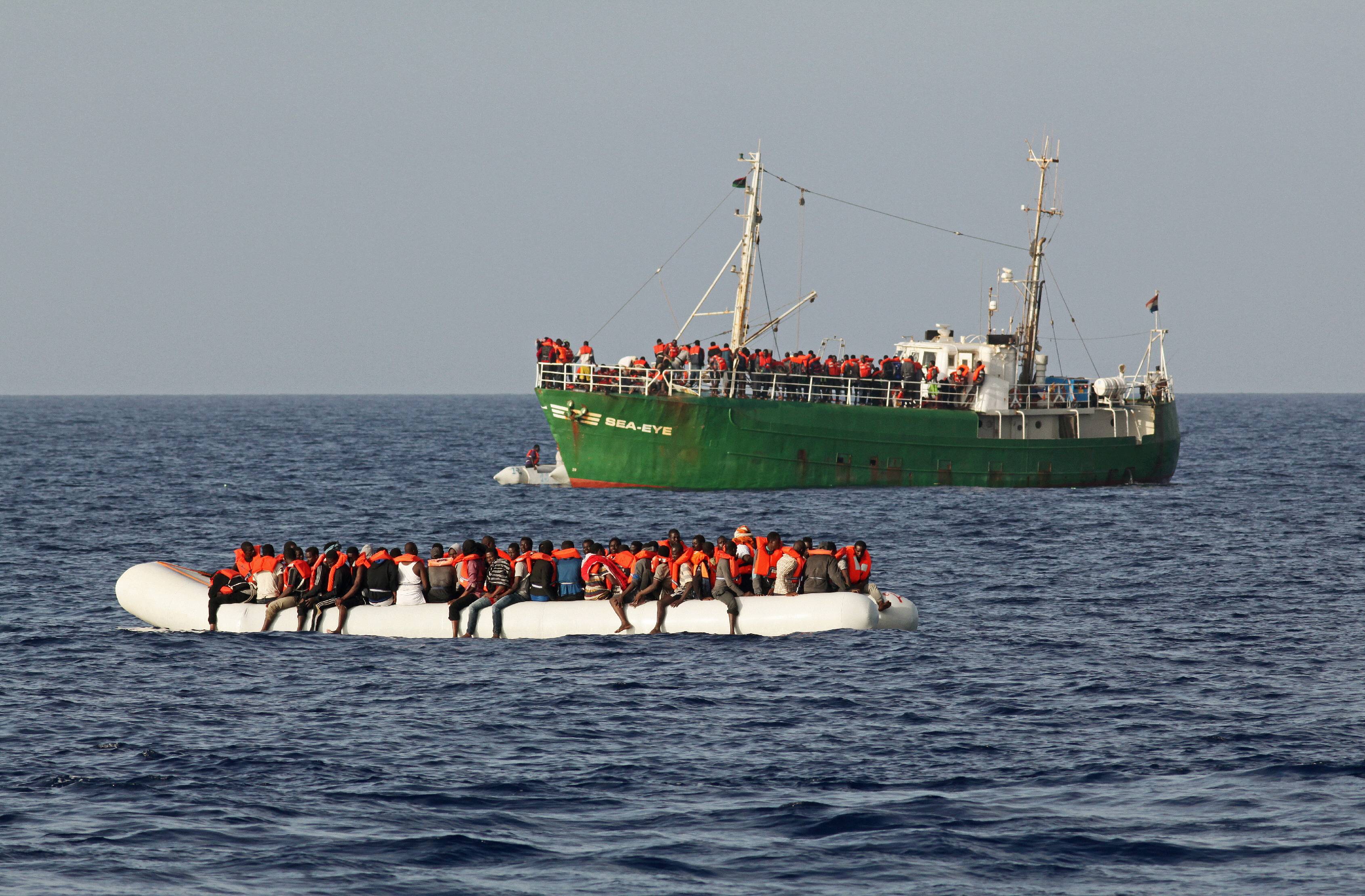 Zwei Boote auf dem offenen Meer.