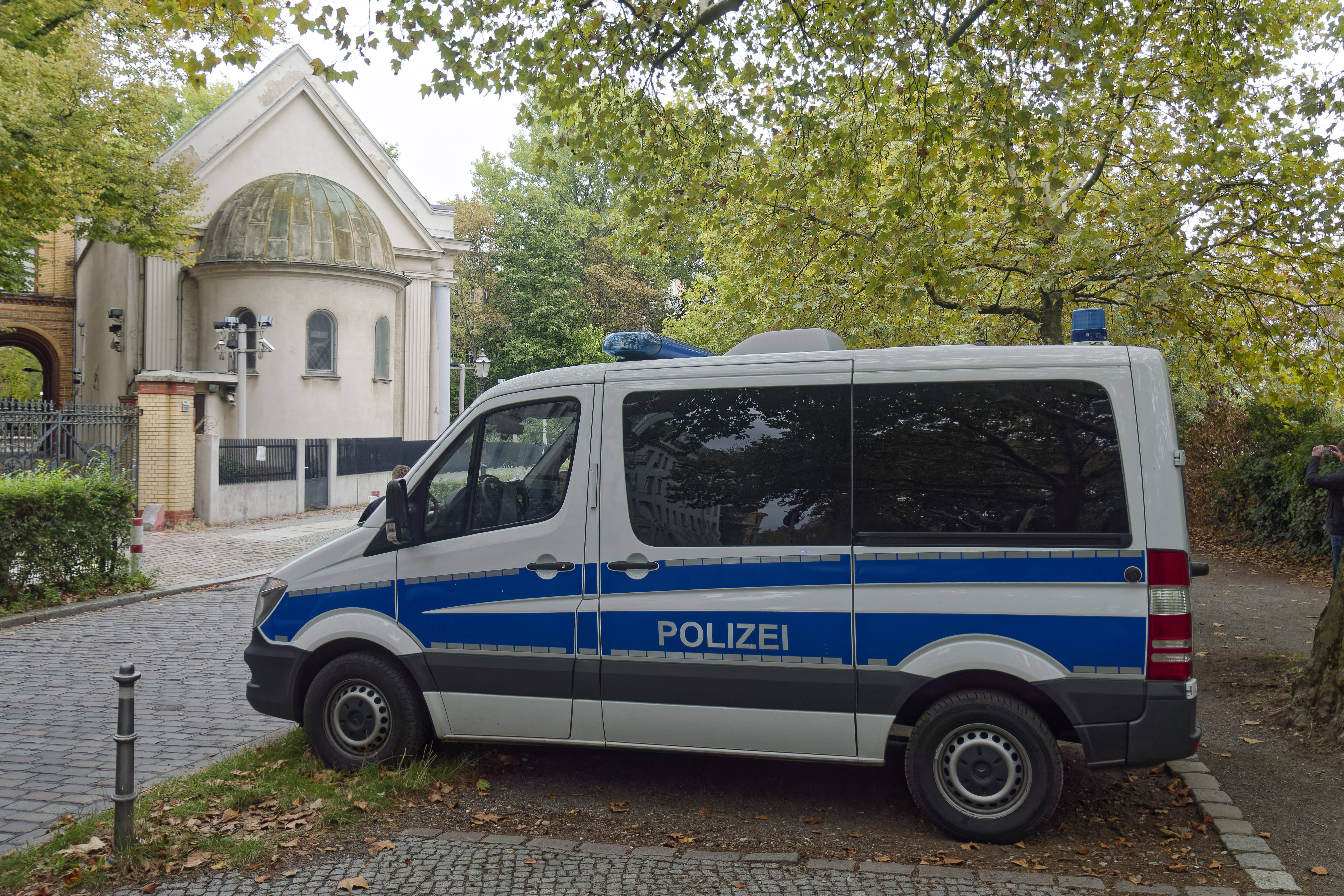 Ein Polizeiauto steht vor der Synagoge am Landwehrkanal in Berlin-Kreuzberg