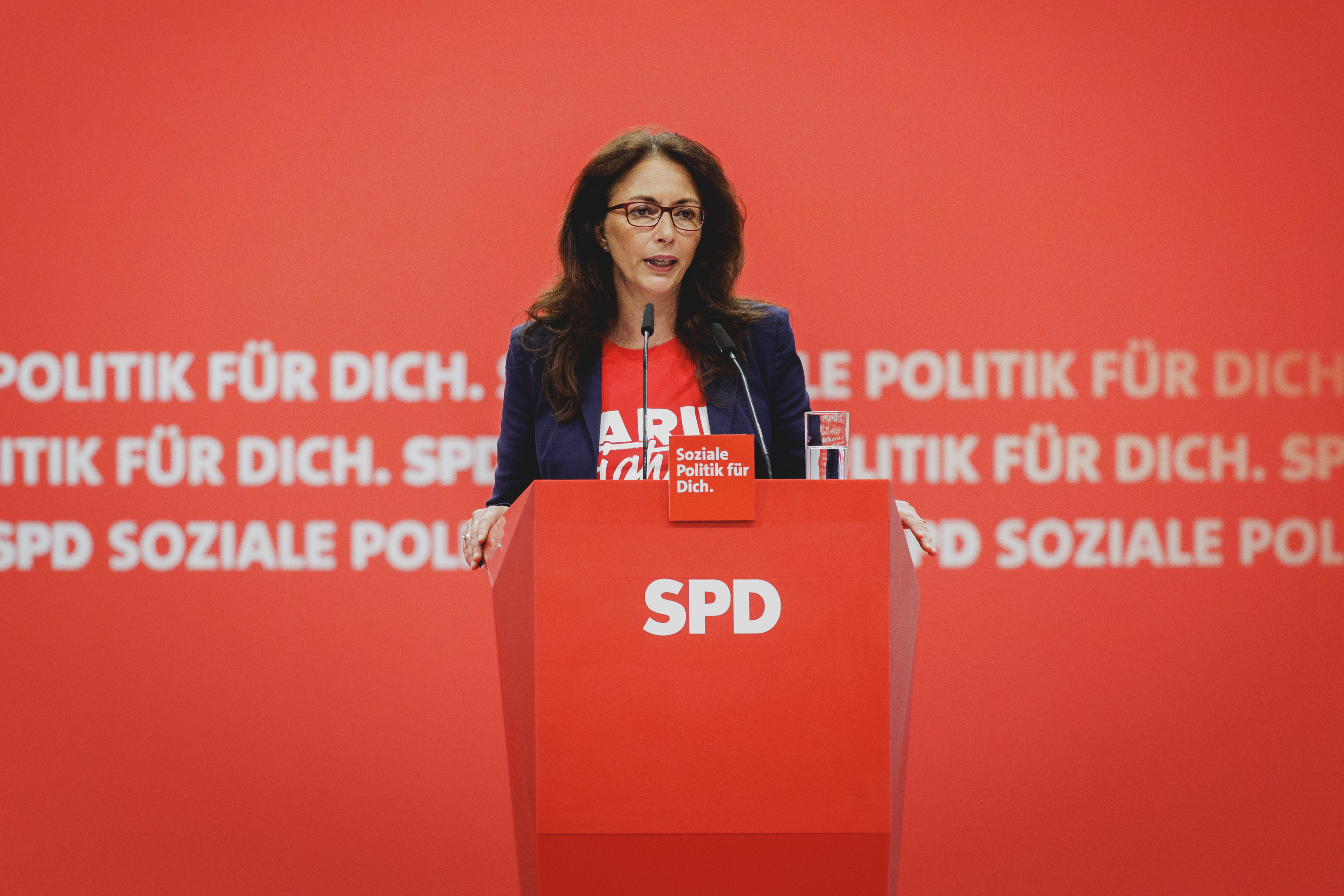 Die DGB-Vorsitzende Yasmin Fahimi spricht auf dem SPD-Bundesparteitag.
