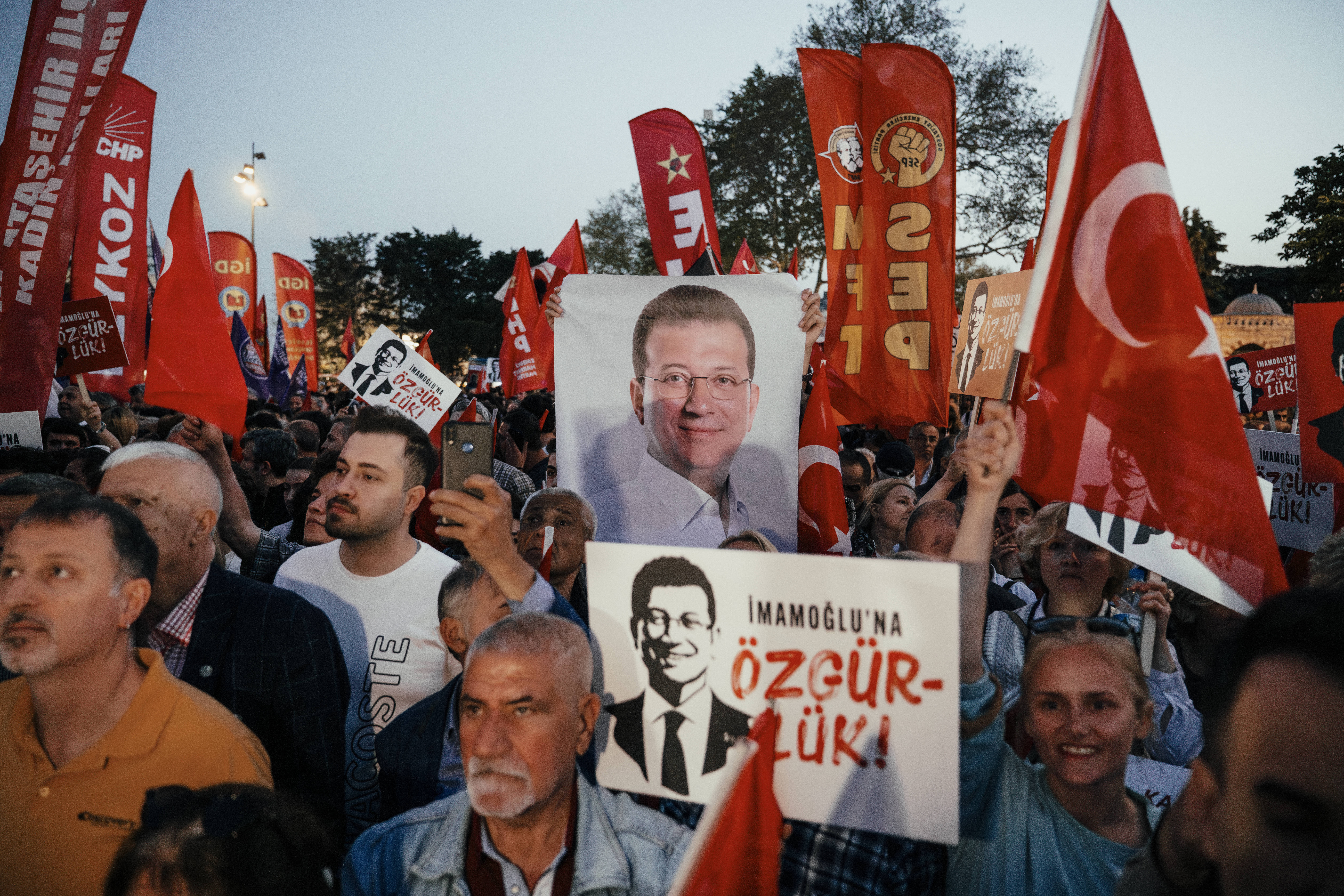 Demonstranten für den inhaftierten ehemaligen Bürgermeister İmamoğlu.