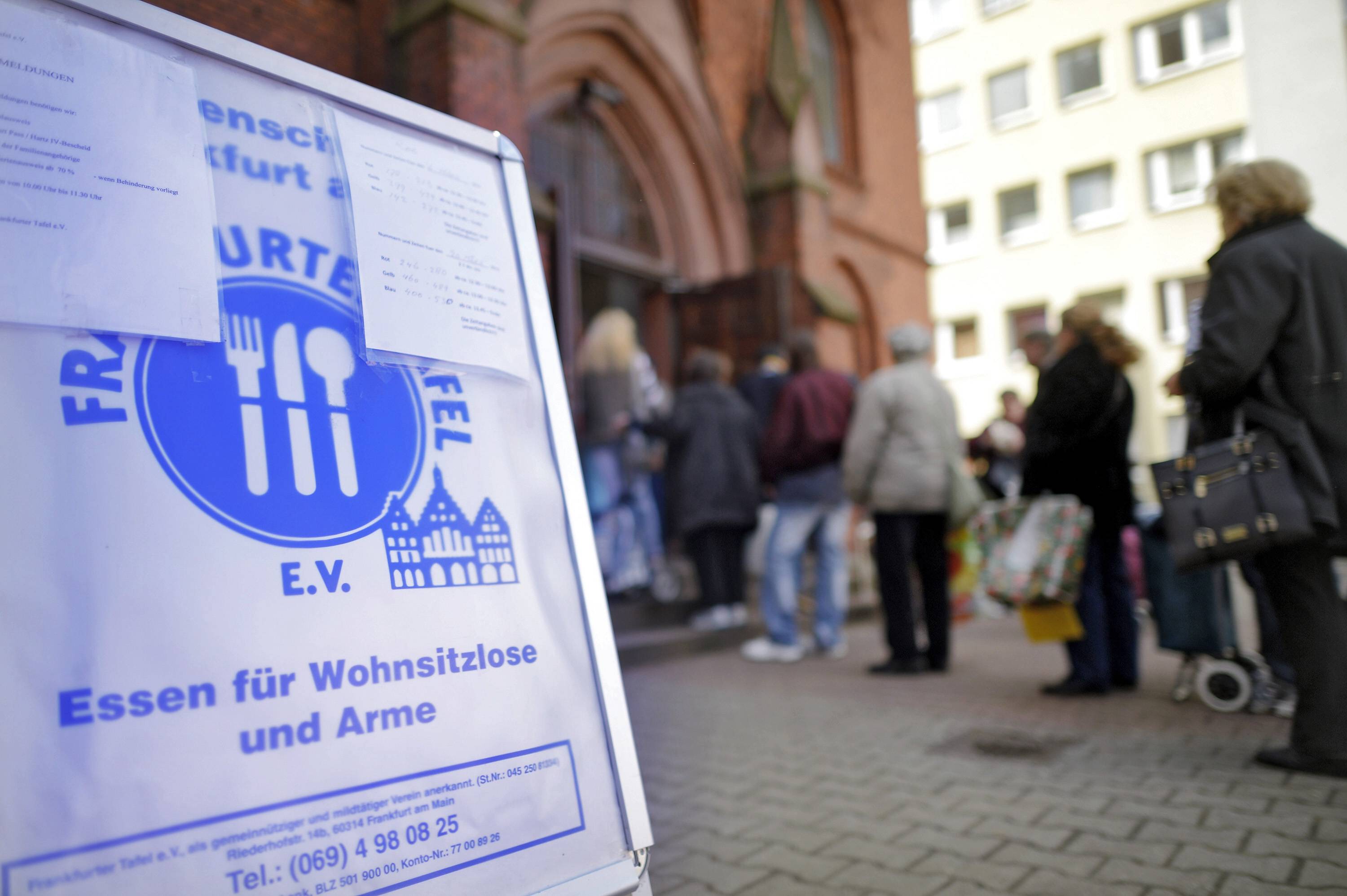 Bedürftige stehen Schlange bei der Frankfurter Tafel.