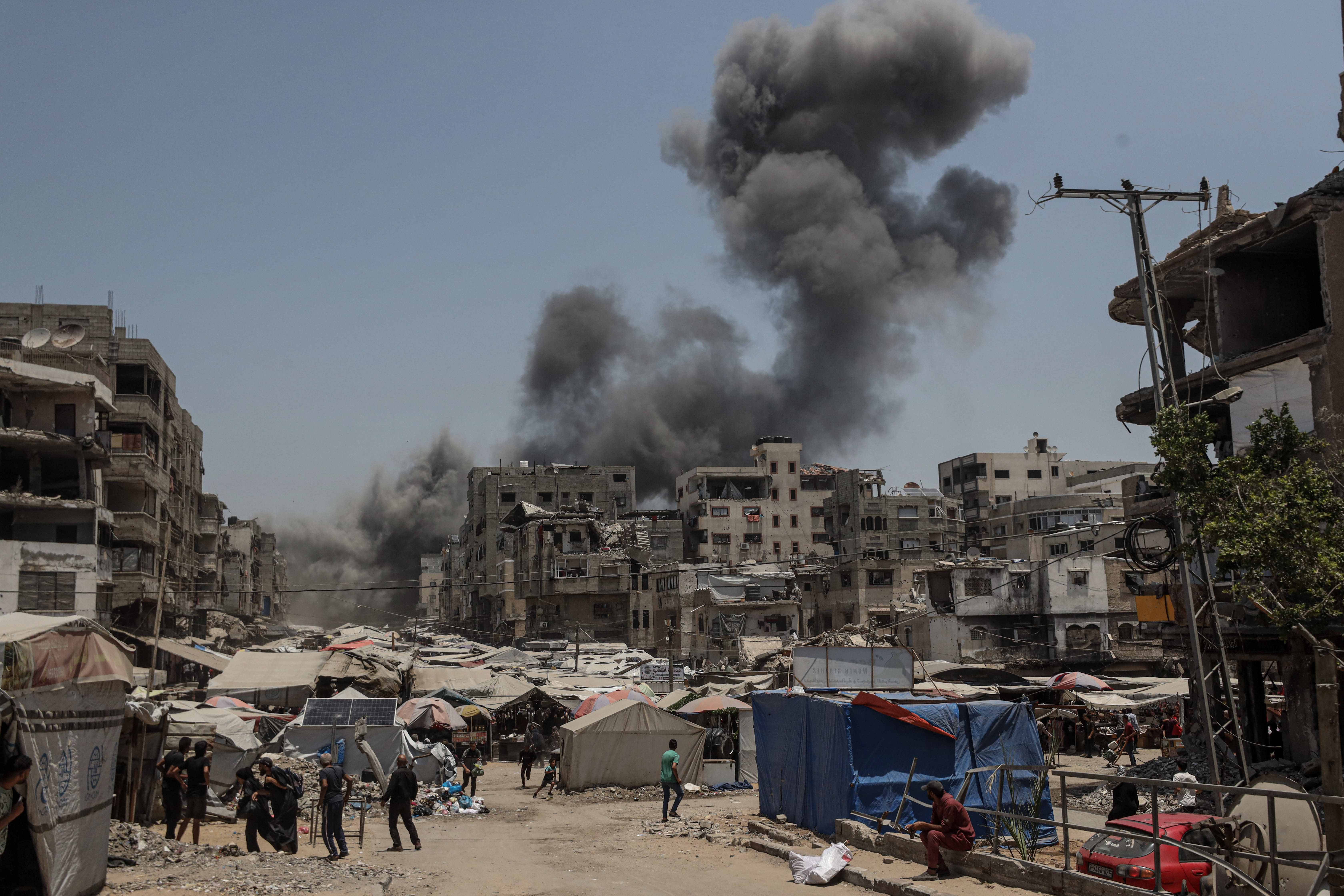 Rauch steigt nach einem Angriff durch die israelische Armee über Gaza-Stadt auf.