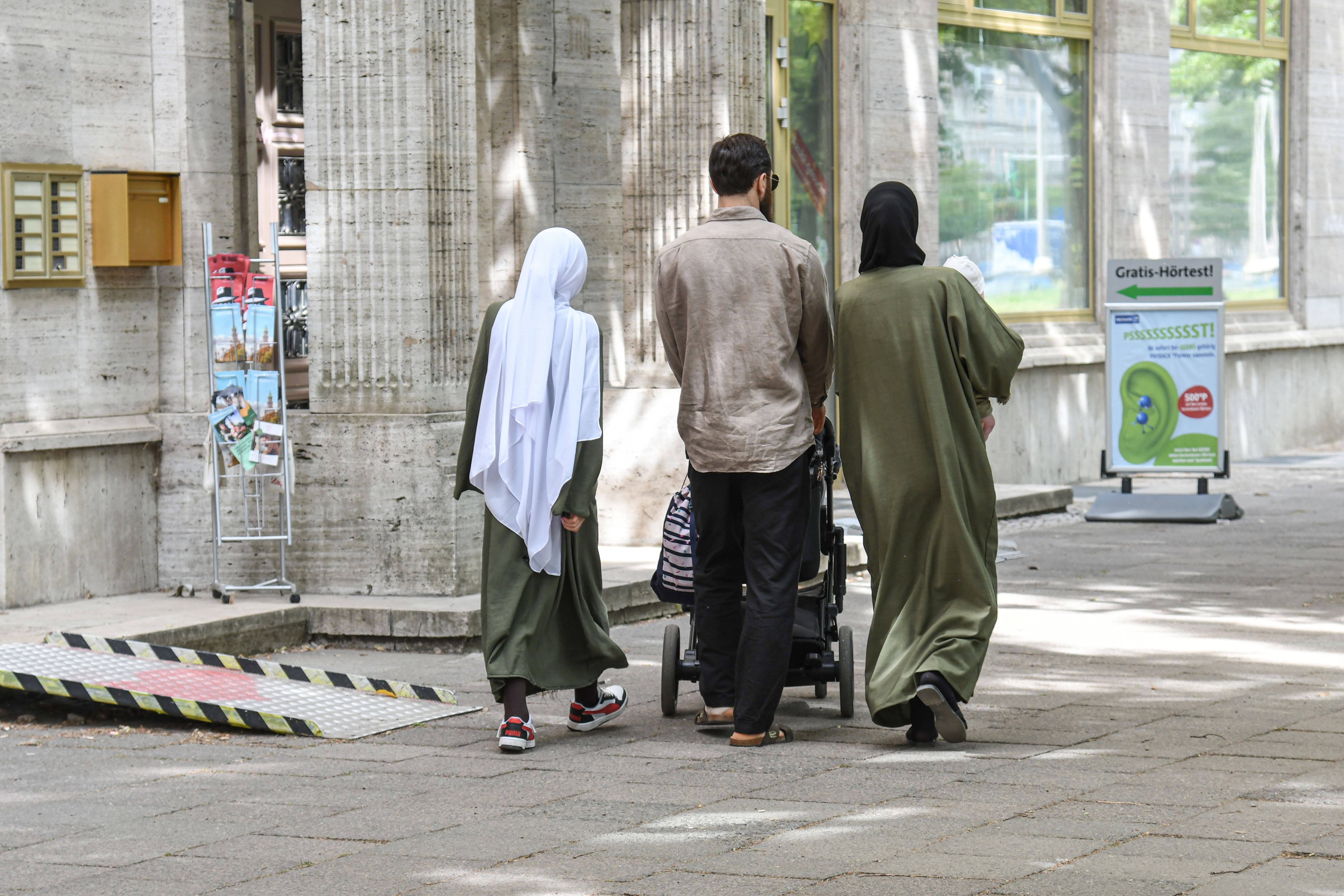Eine muslimische Familien in Berlin: Schwarz-Rot will den Familiennachzug für bestimmte Geflüchtete aussetzen.