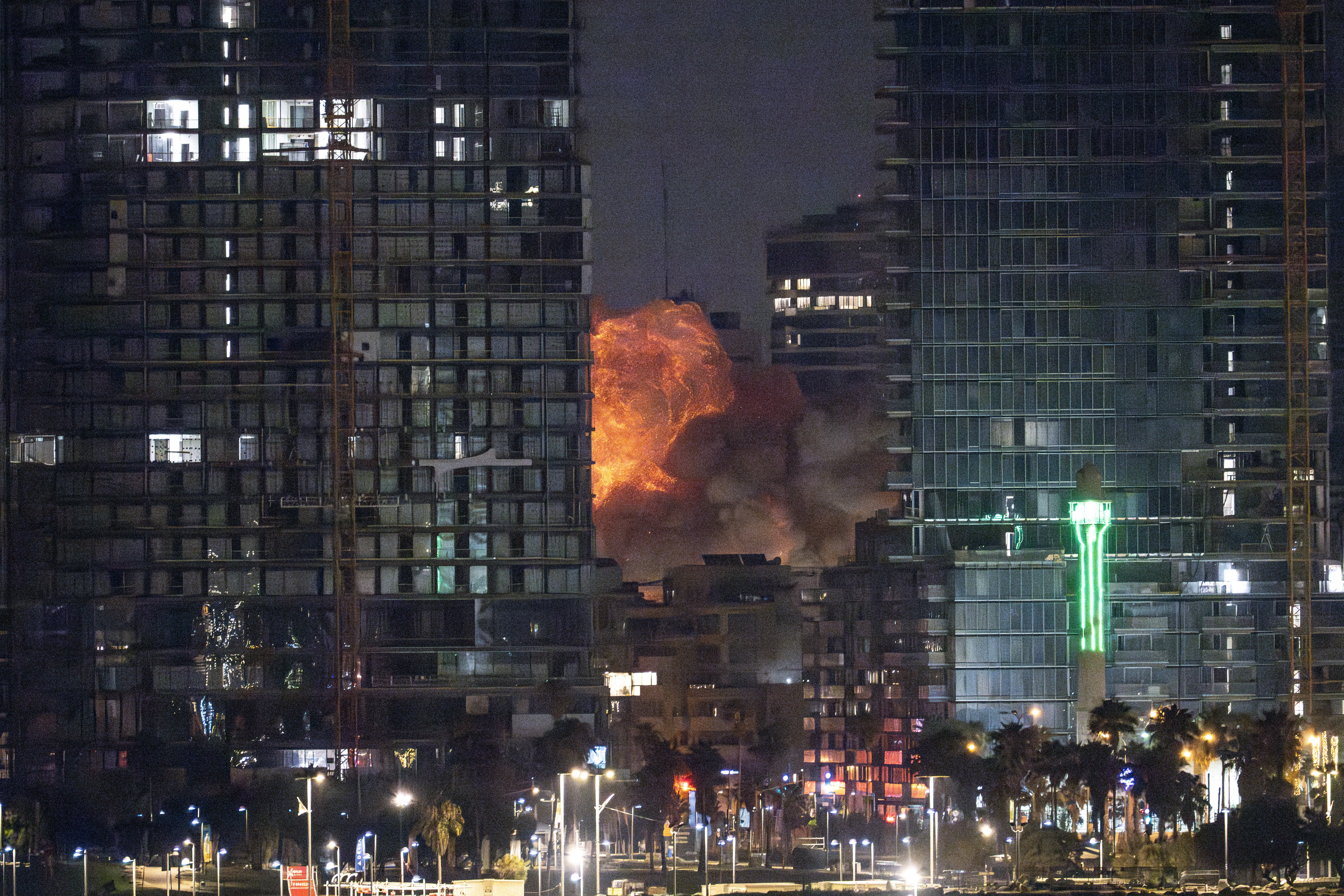 Iranische Raketen sind zwischen Gebäuden in Tel Aviv eingeschlagen.