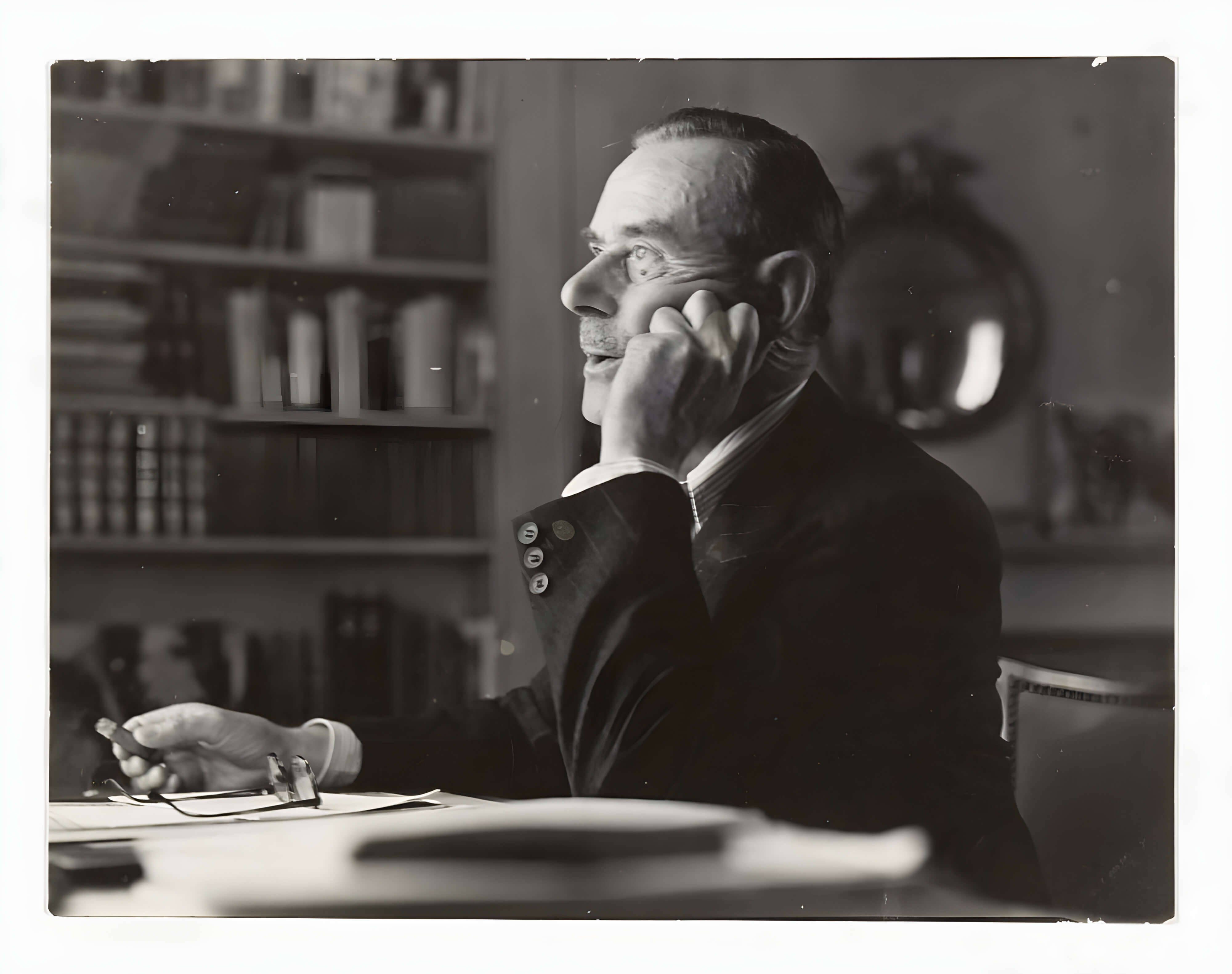 Thomas Mann an seinem Schreibtisch
