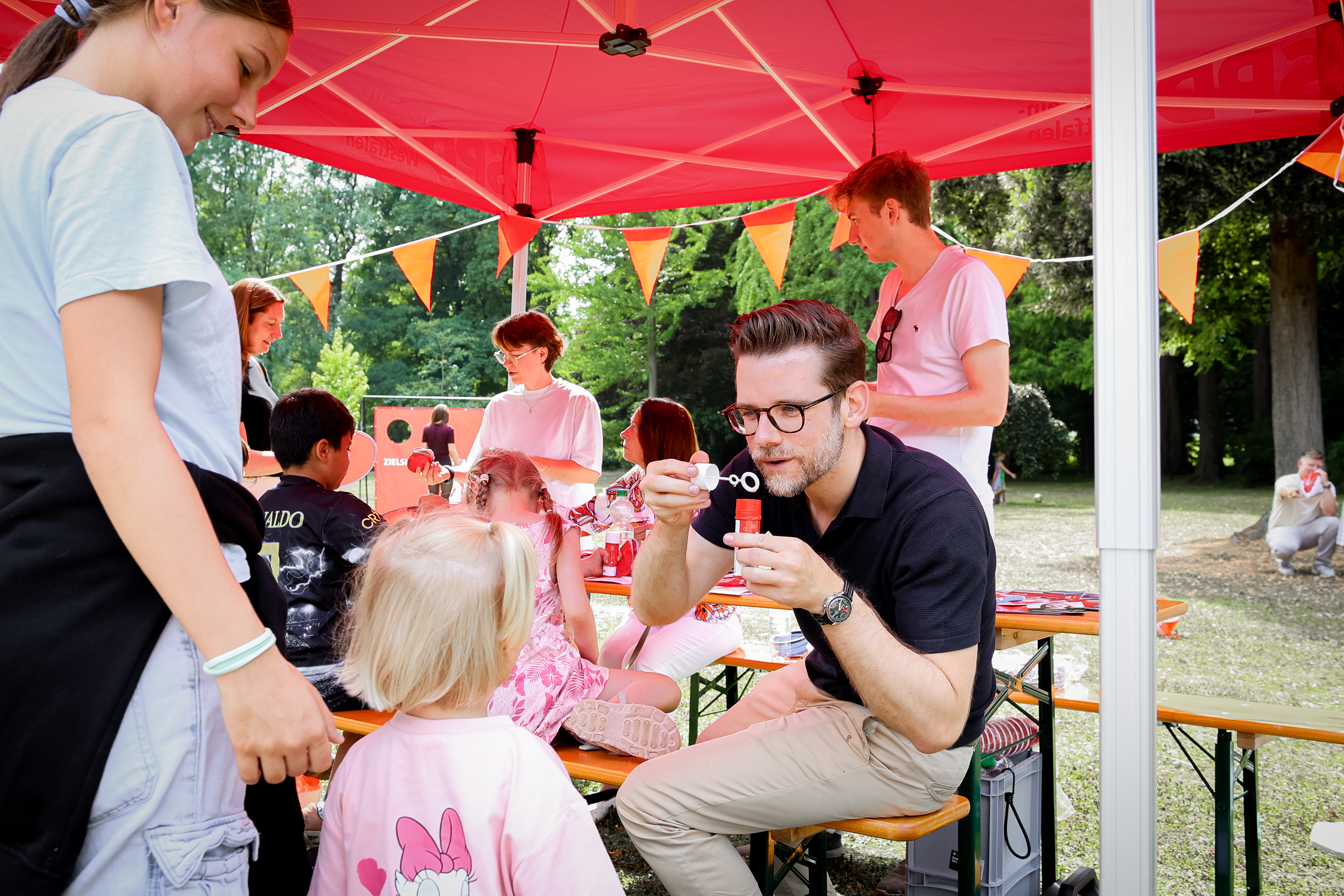 Oberbürgermeister Felix Heinrichs beim SPD-Spielplatzfest in Mönchengladbach