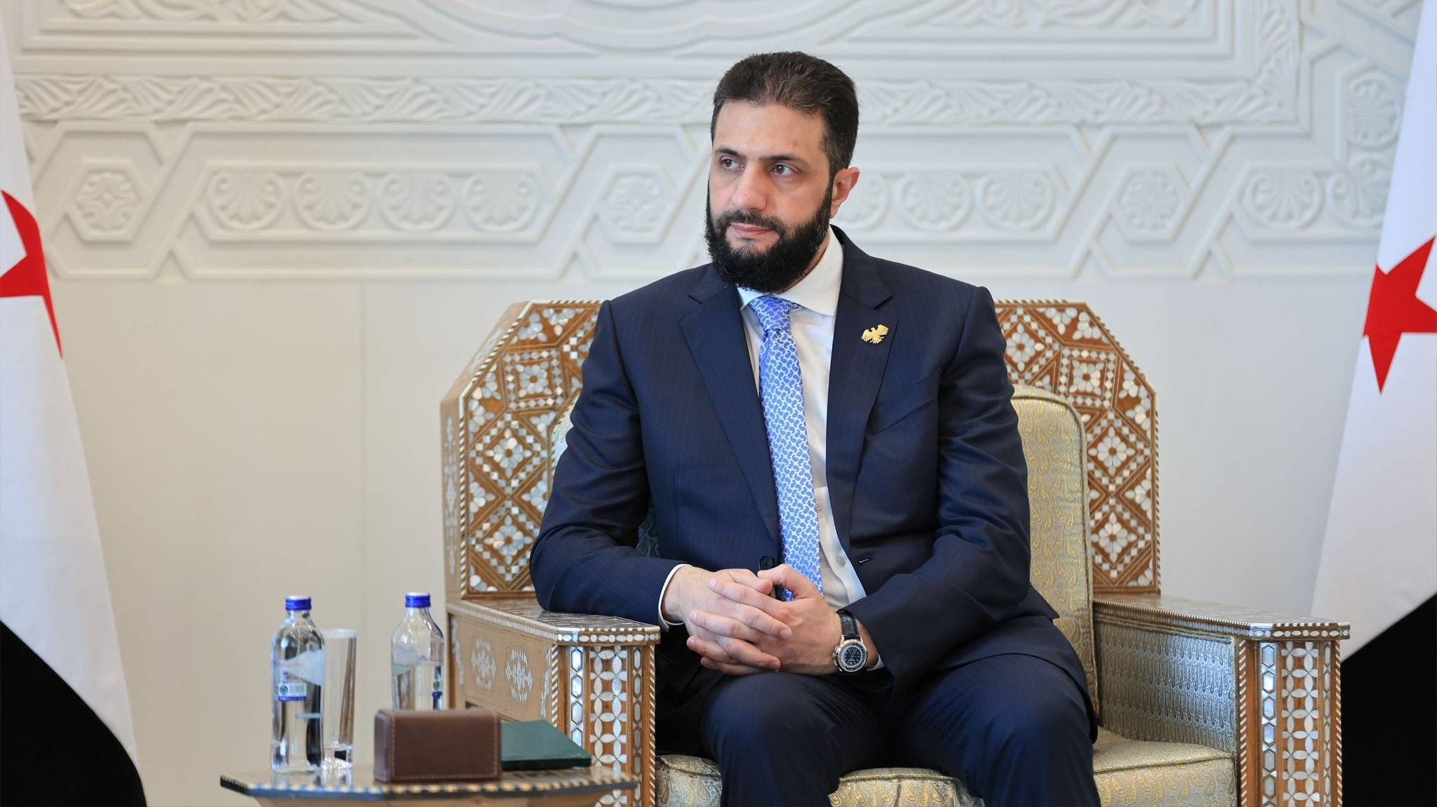 Syriens Präsident Ahmed al-Scharaa sitzt im Anzug bei einem offiziellen Empfang im Präsidentenüpalast