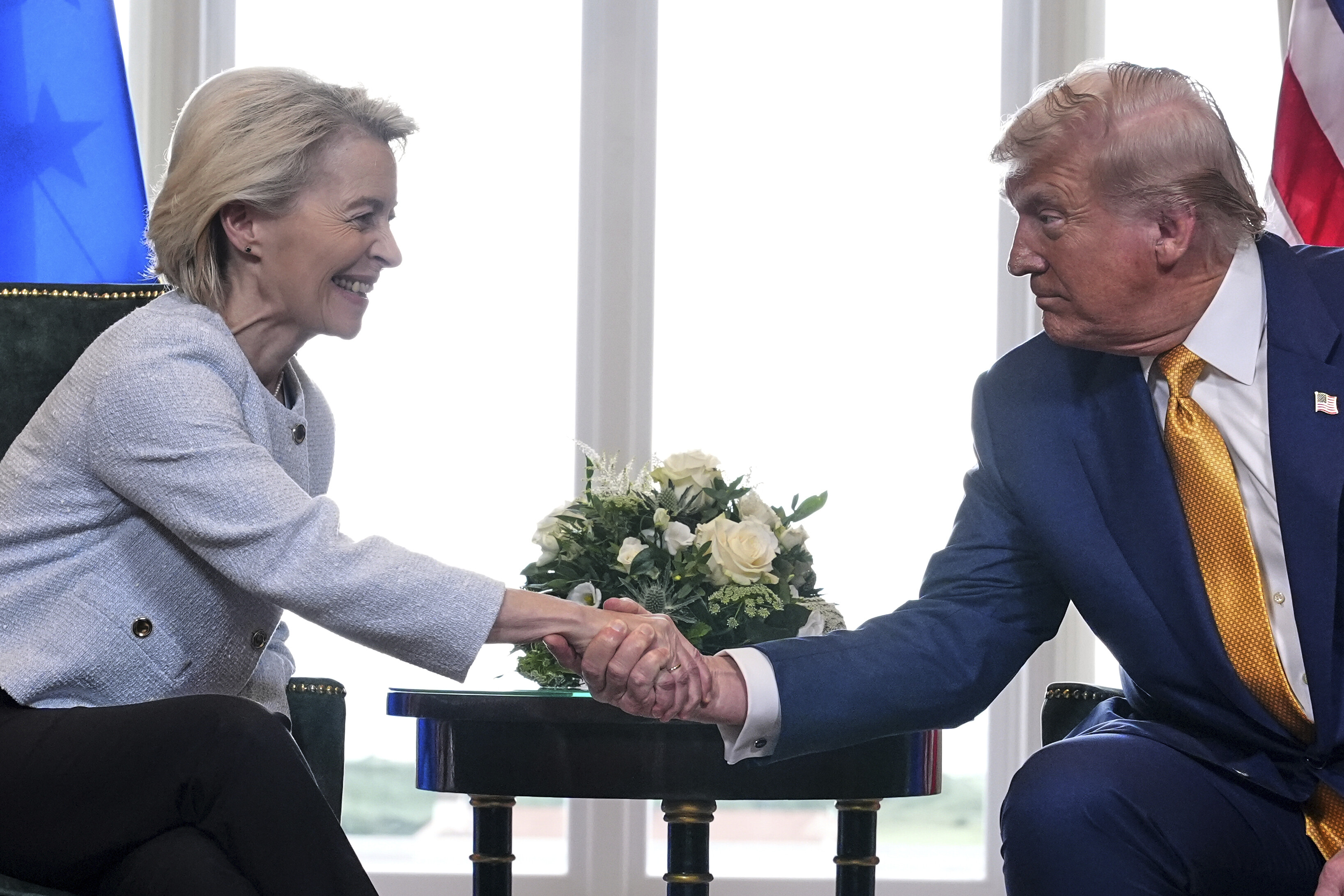 Ursula von der Leyen und Donald Trump schütteln sich die Hand.