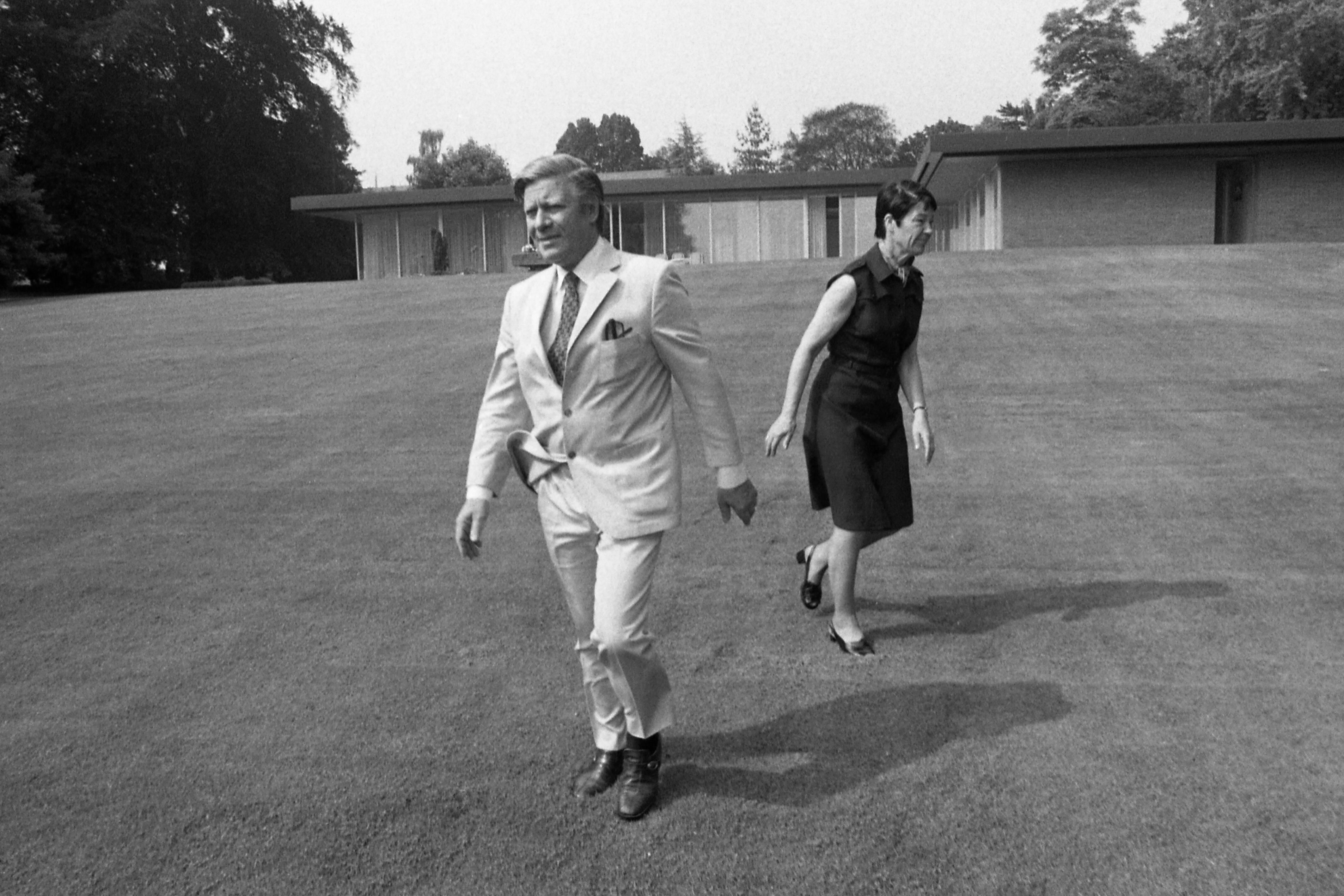 Helmut und Hannelore Schmidt vor dem Kanzlerbungalow in Bonn