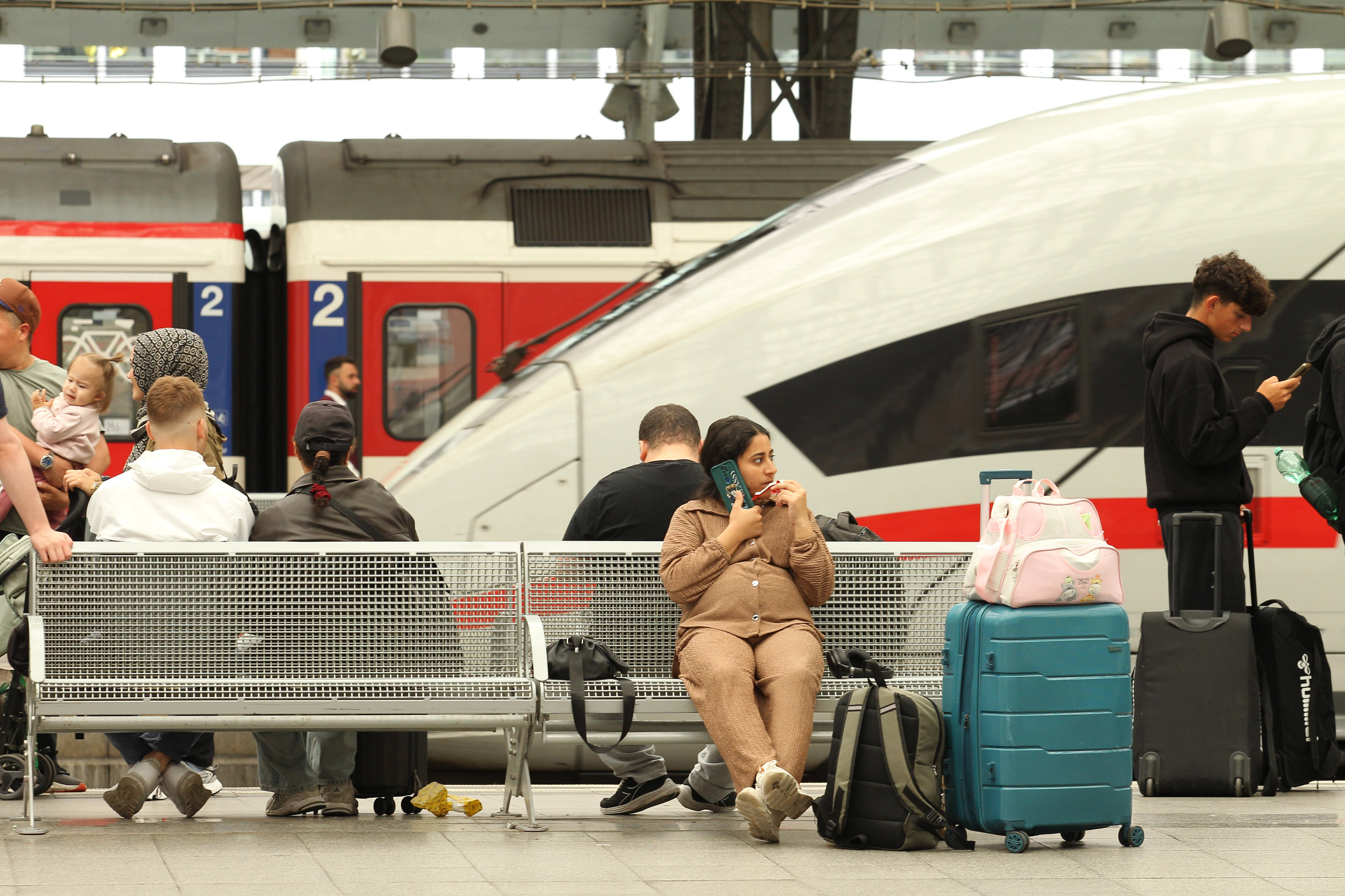 ICE und Reisende am Bahnsteig
