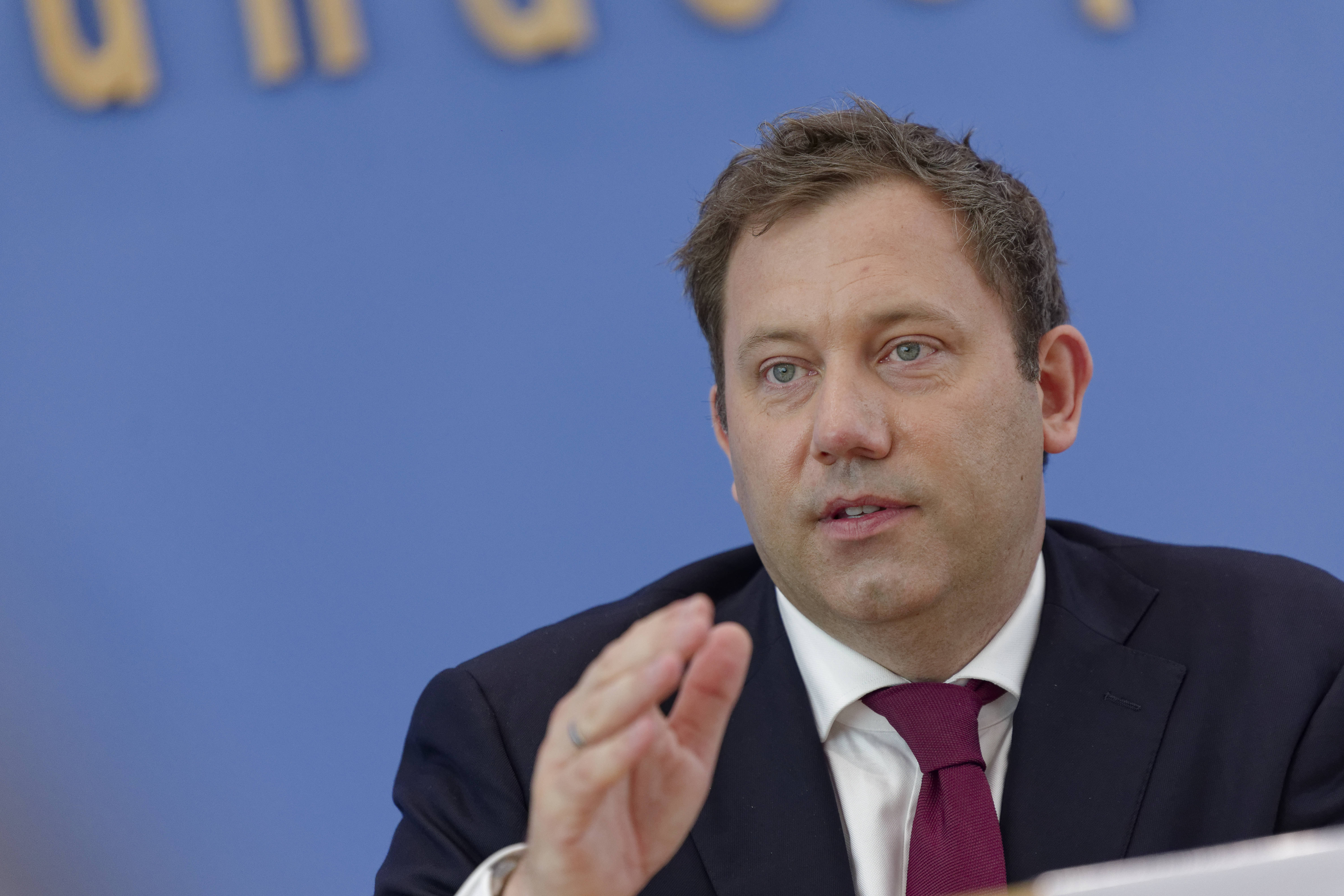 Bundesfinanzminister Lars Klingbeil vor dem blauen Hintergrund der Bundespressekonferenz