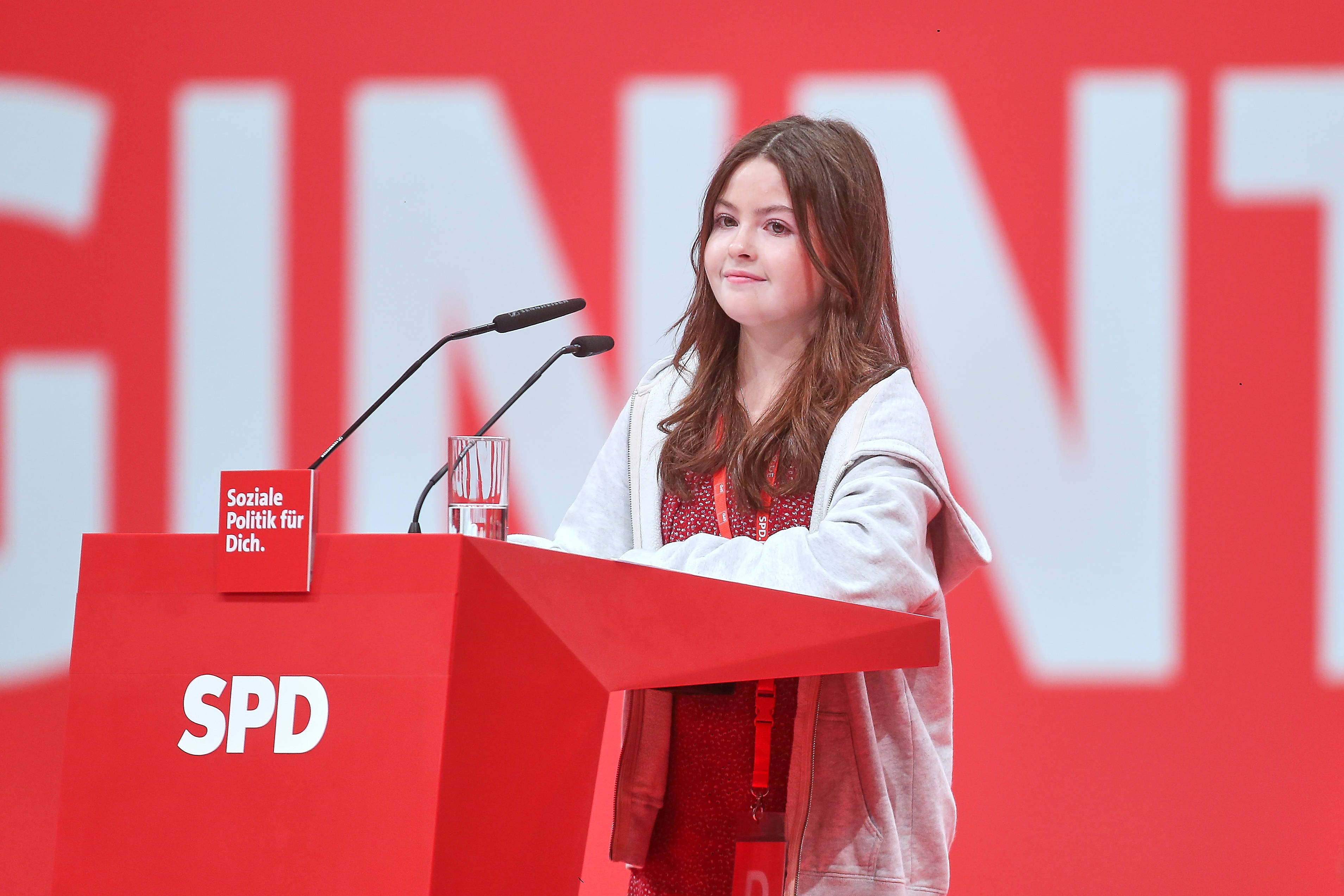Die jüngste Delegierte Lavinia Esser spricht auf dem SPD-Bundesparteitag.