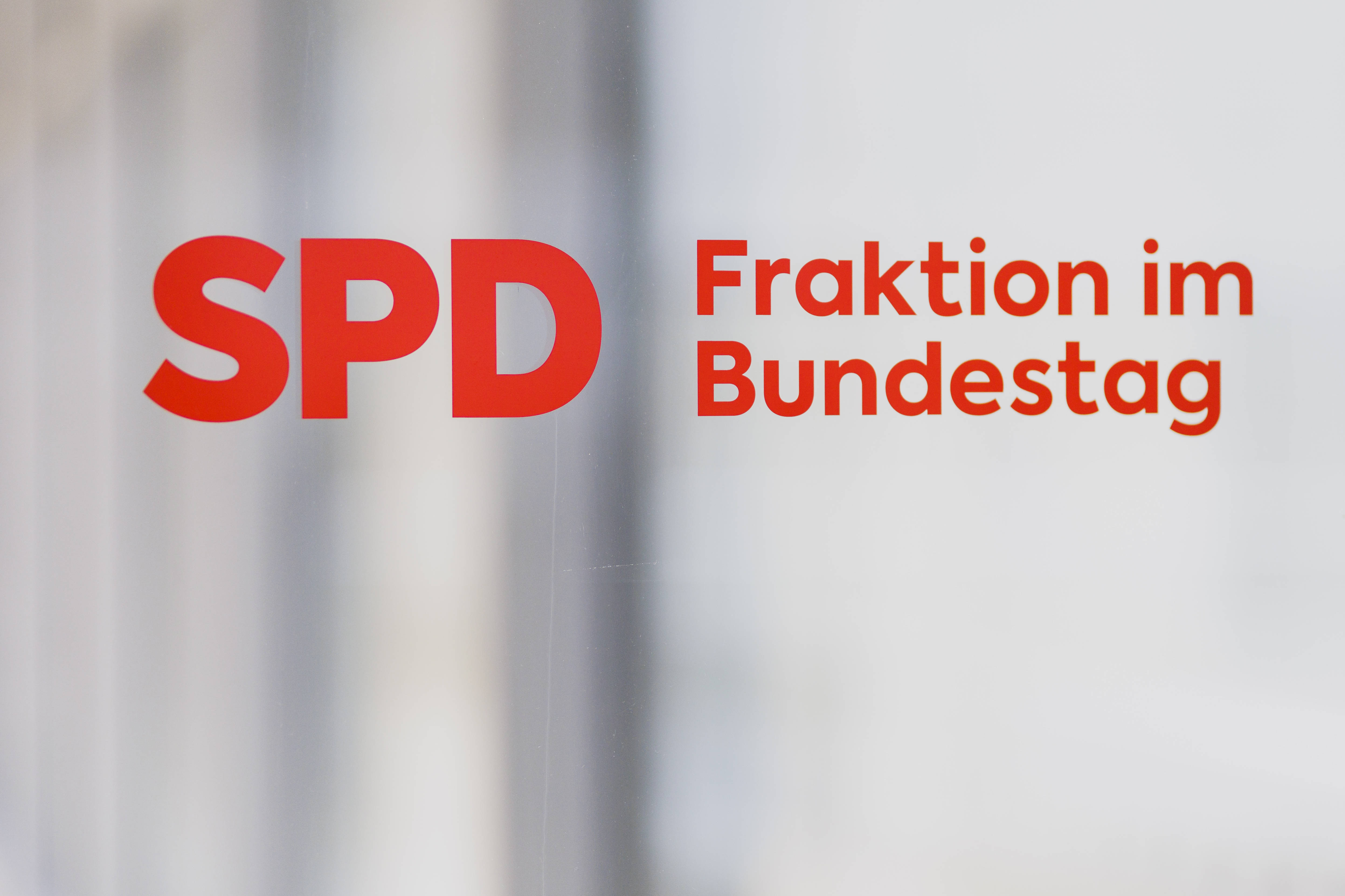Logo der SPD-Bundestagsfraktion auf einer Glastür