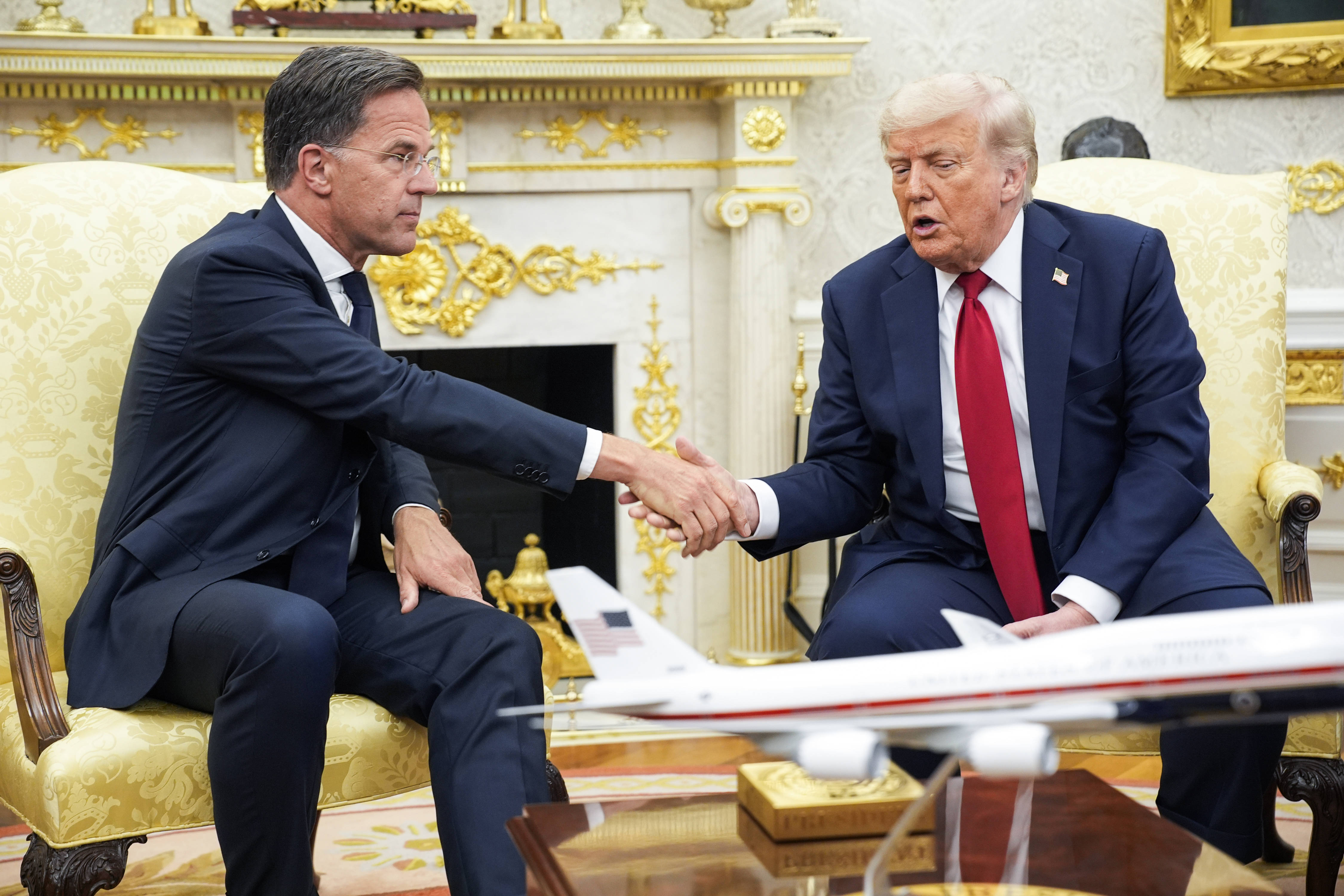 NATO-Generalsekretär Mark Rutte und US-Präsident Donald Trump beim Handschlag im Weißen Haus