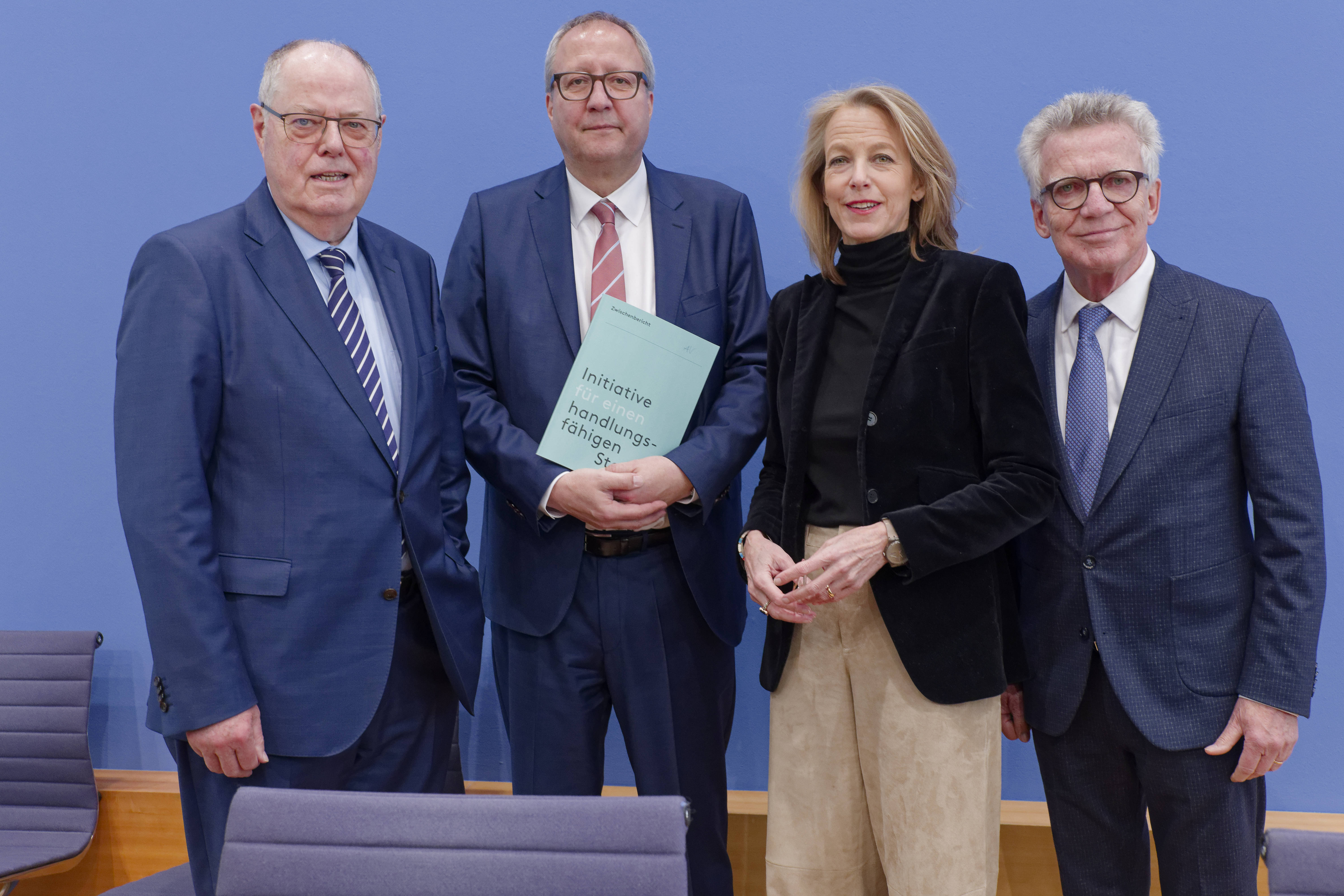 Peer Steinbrück, Andreas Voßkuhle, Julia Jäkel, Thomas de Maiziere bei einer Pressekonferenz