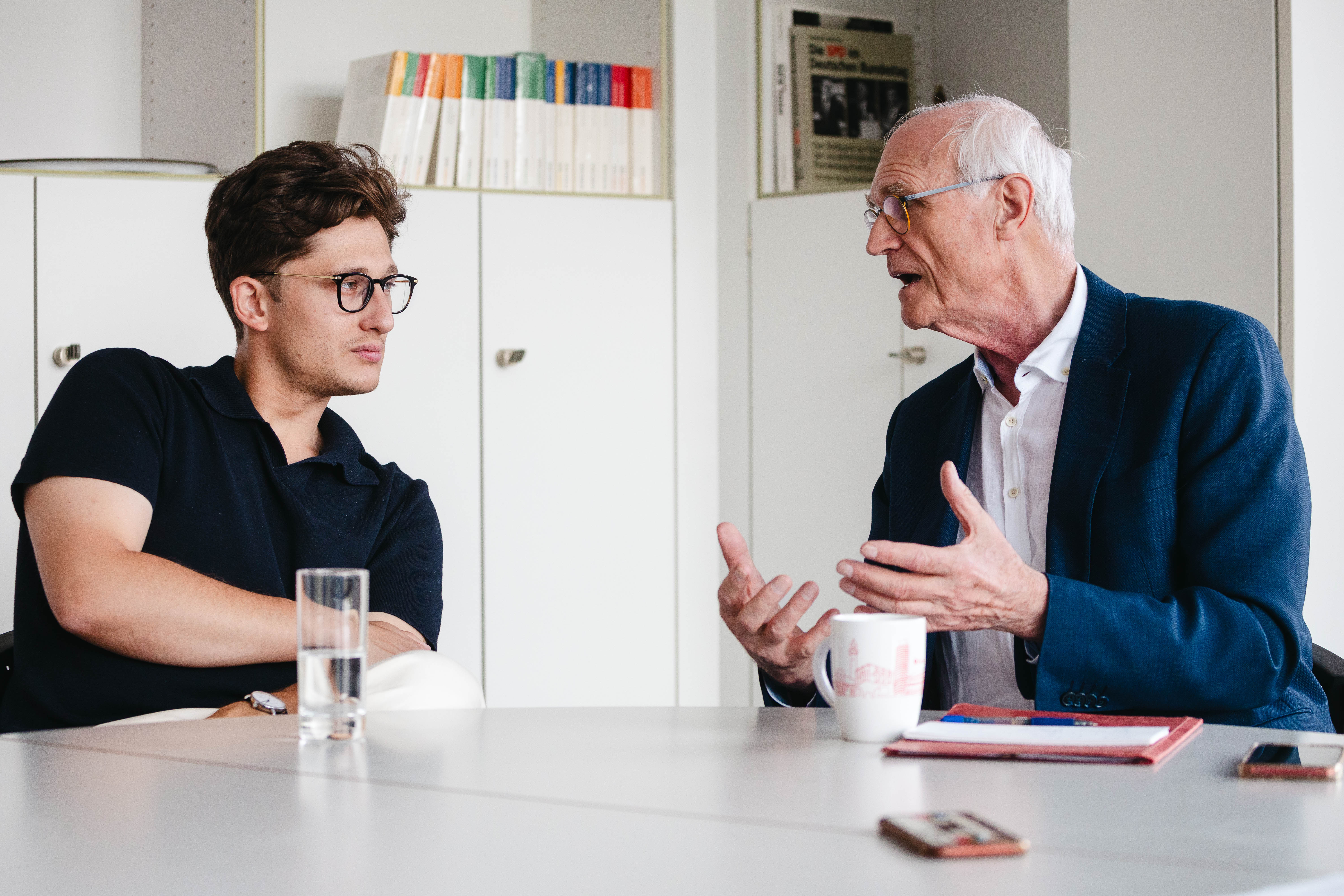 Philipp Türmer und Lothar Binding im Gespräch in der vorwärts-Redaktion