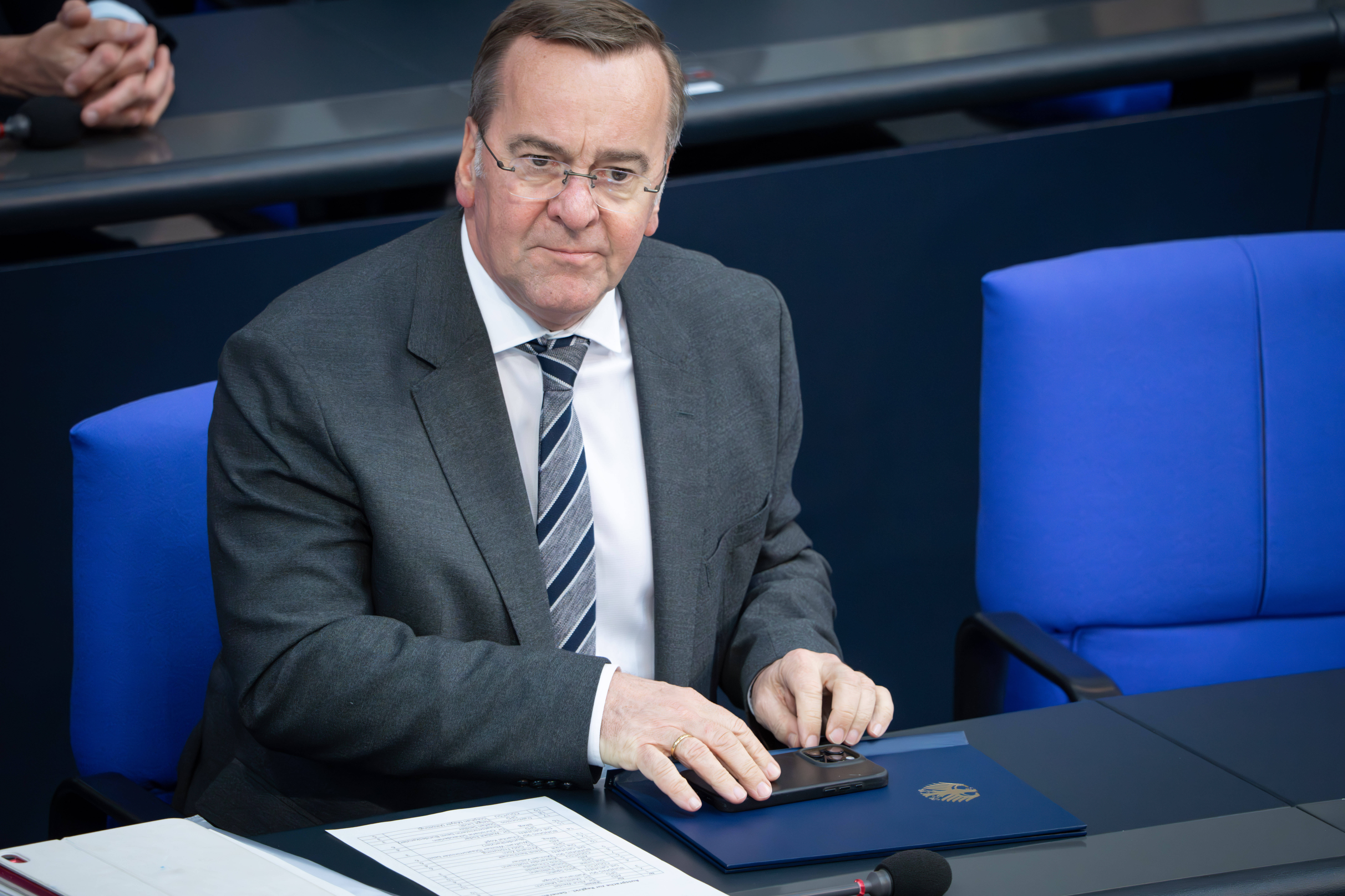 Der Bundesverteidigungsminister im Bundestag: Boris Pistorius will mit seinem Etat 2025 die Landes- und Bündnisverteidigung stärken.