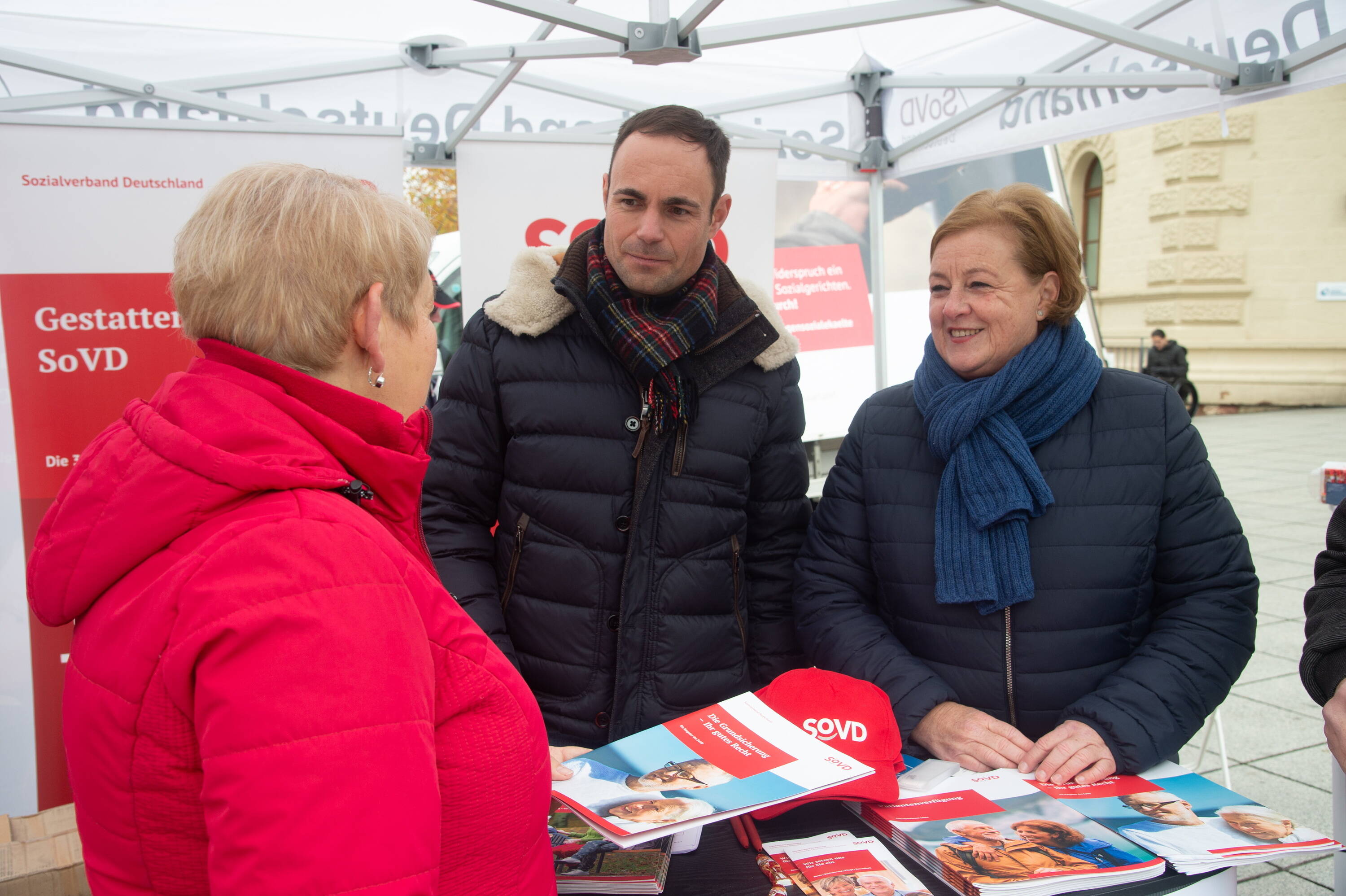 Die Vorstandsvorsitzende Michaela Engelmeier (r.) im Gespräch an einem Stand des SoVD