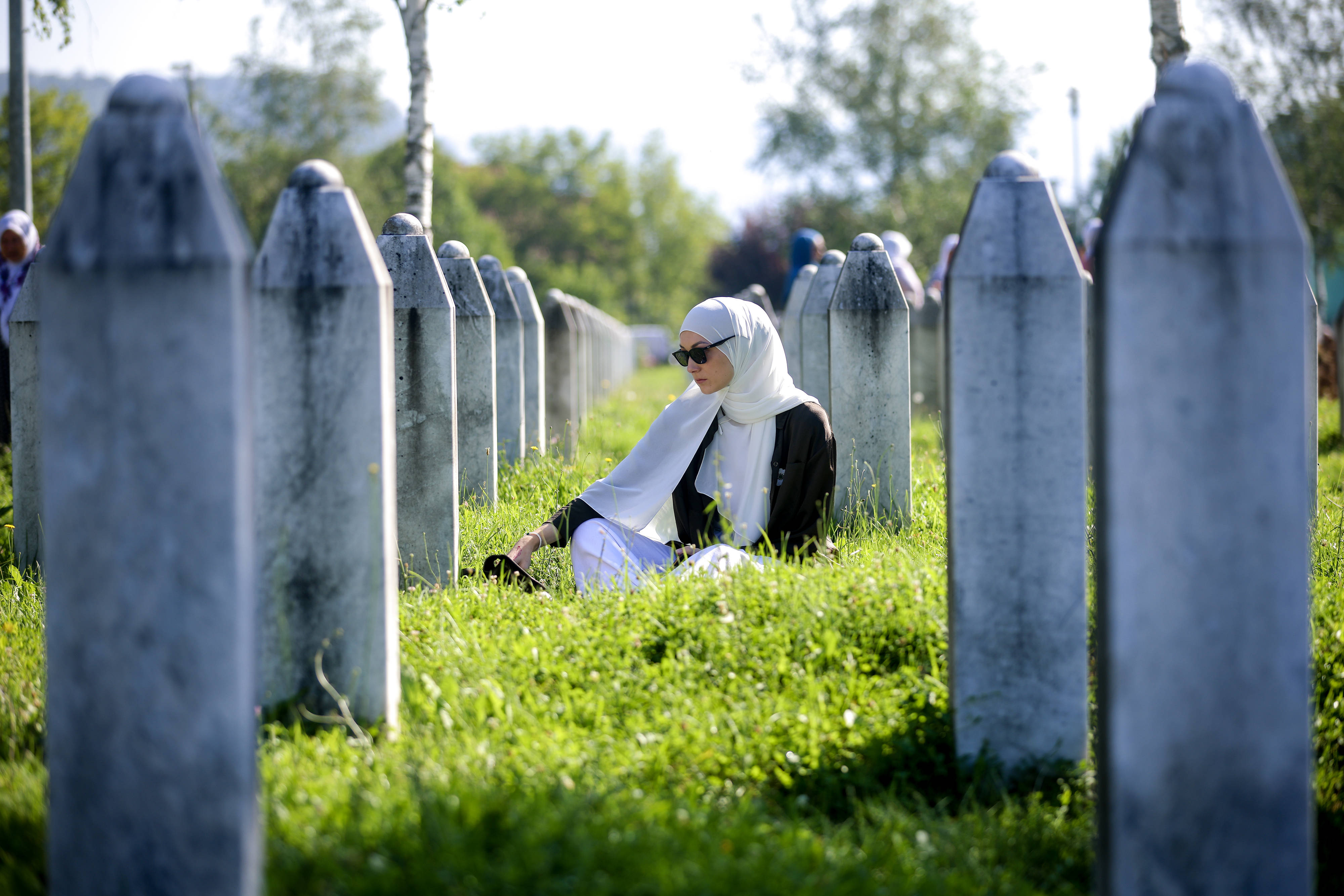 Gedenkort Srebrenica: Eine Frau betet für ihre Angehörigen