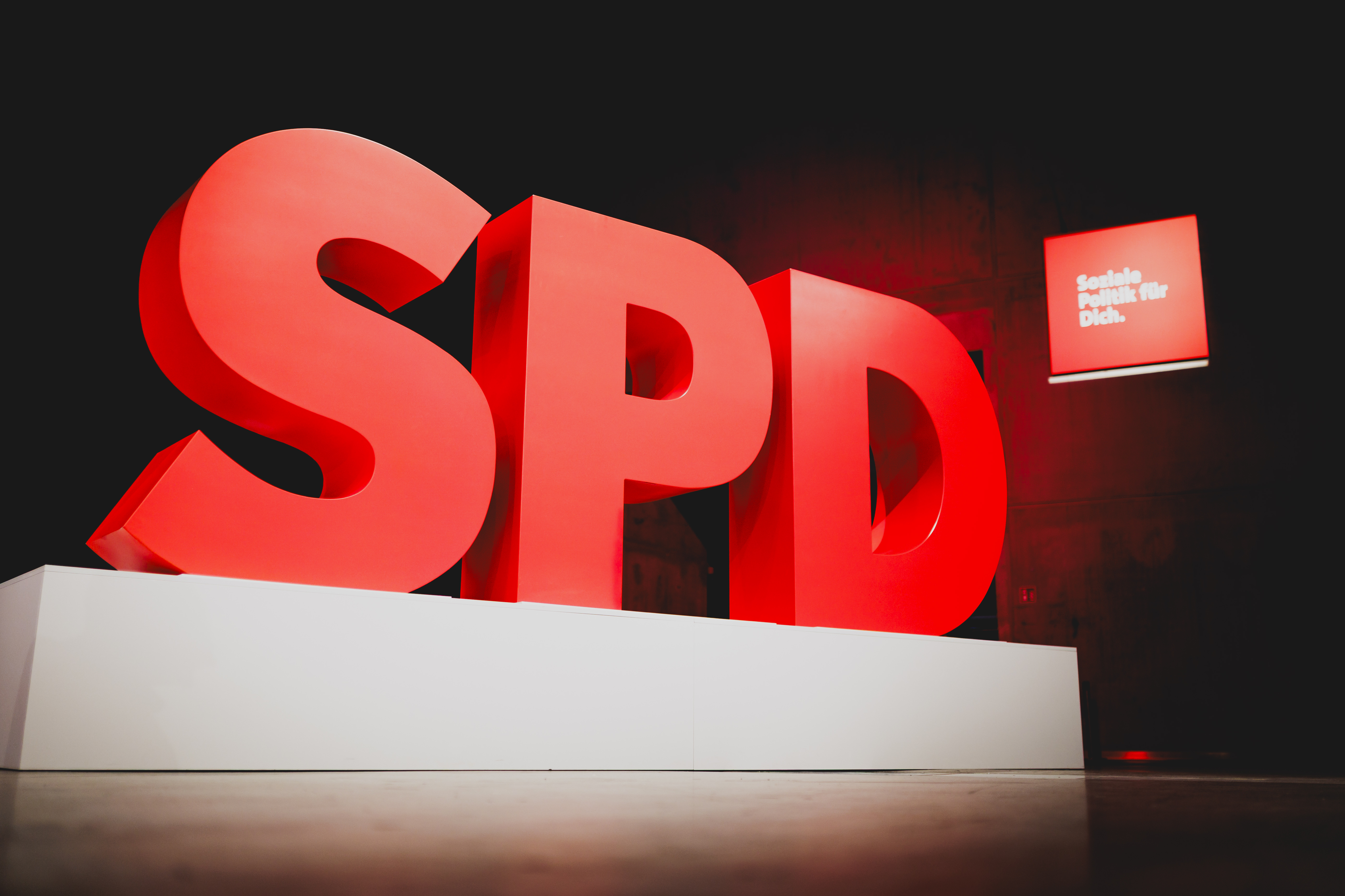 SPD in drei großen roten Buchstaben auf einer Bühne