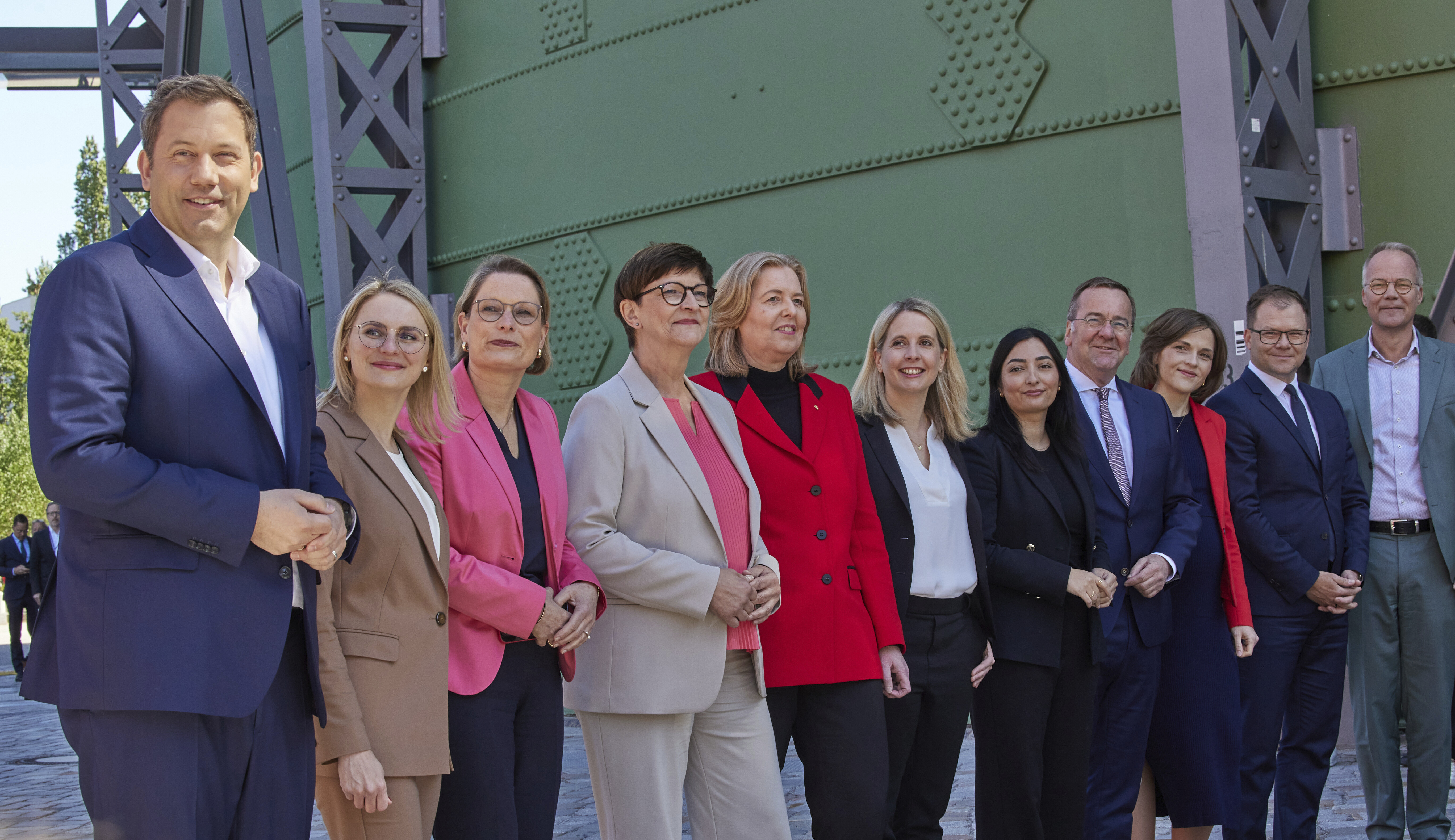 Starkes Team: Lars Klingbeil, Natalie Pawlik, Stefanie Hubig, Saskia Esken, Bärbel Bas, Verena Hubertz, Reem Alabali Radovan, Boris Pistorius, Elisabeth Kaiser, Carsten Schneider und Matthias Miersch, v. l.