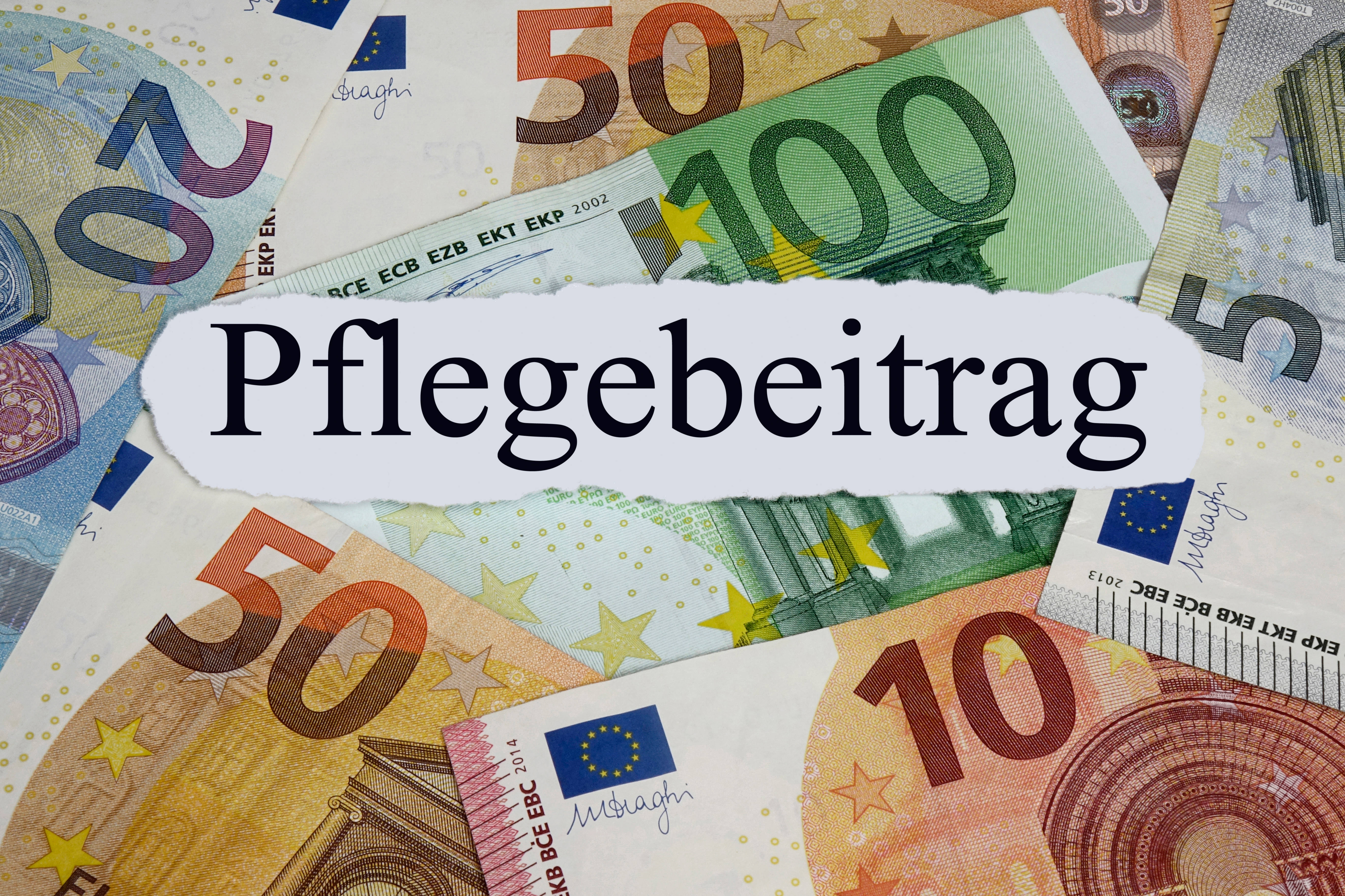 Geldscheine mit dem Aufdruck Pflegebeitrag