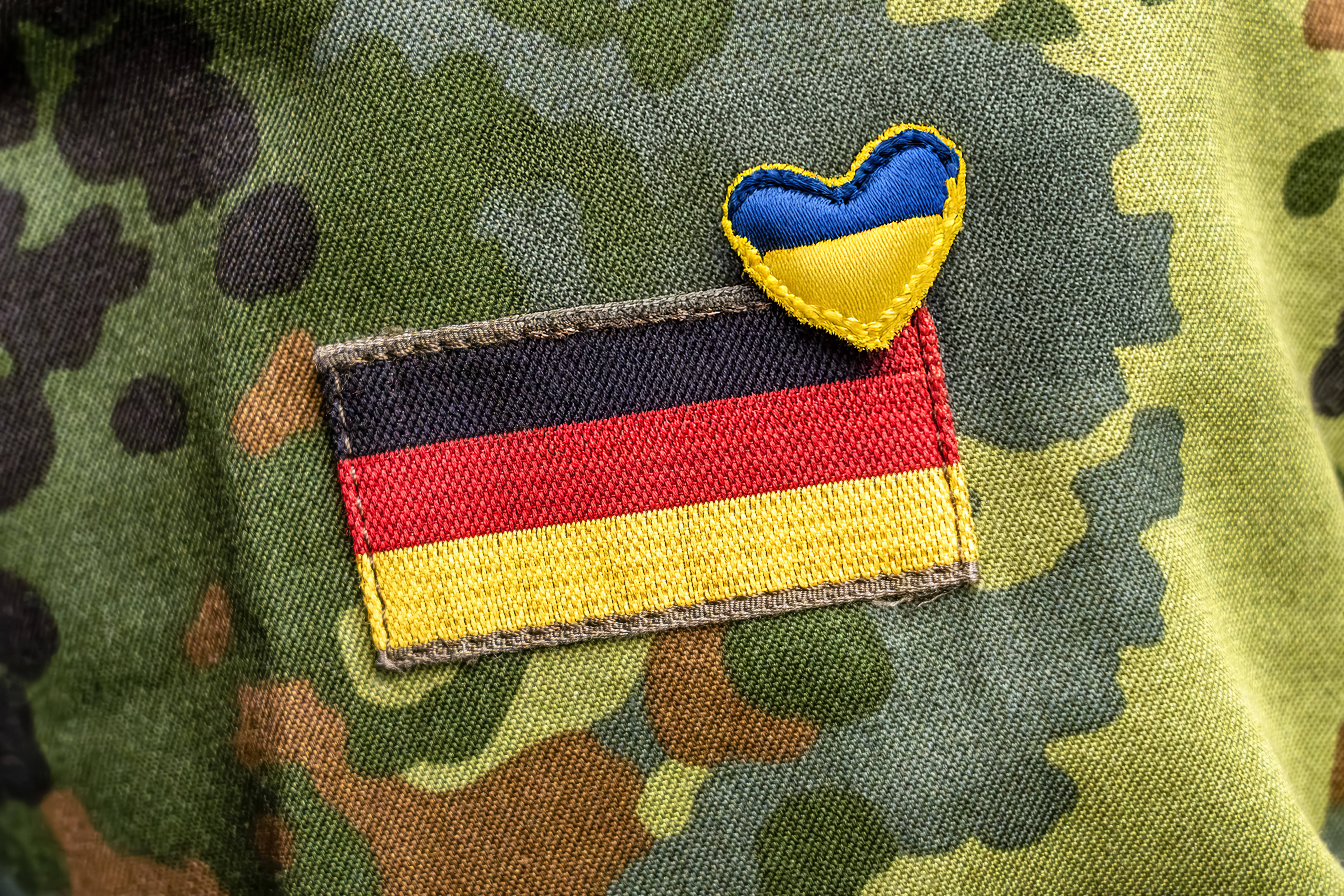 Eine Bundeswehruniform mit Deutschlandflagge und ukrainischem Herz